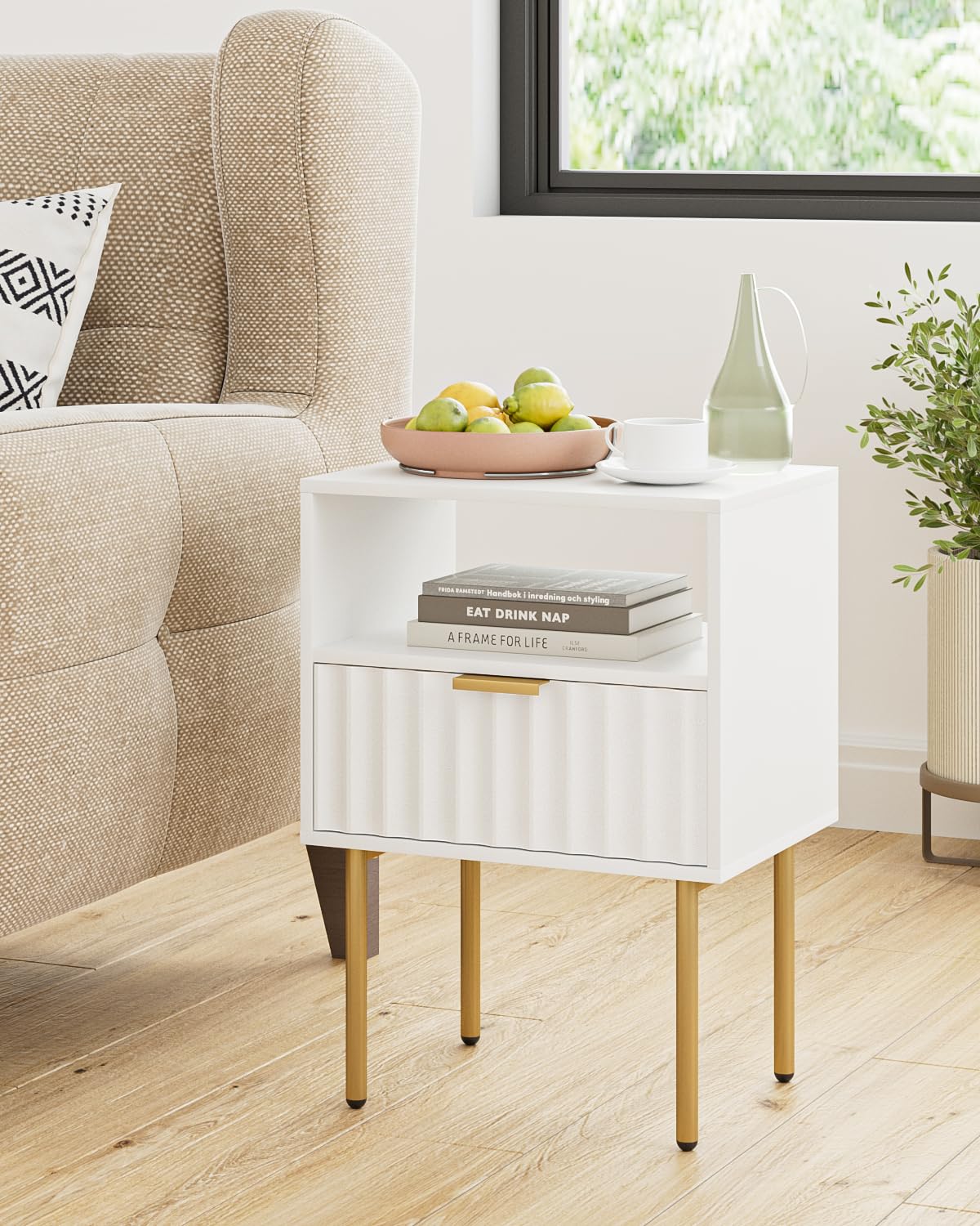 Mesita de noche blanca con cajón y patas doradas