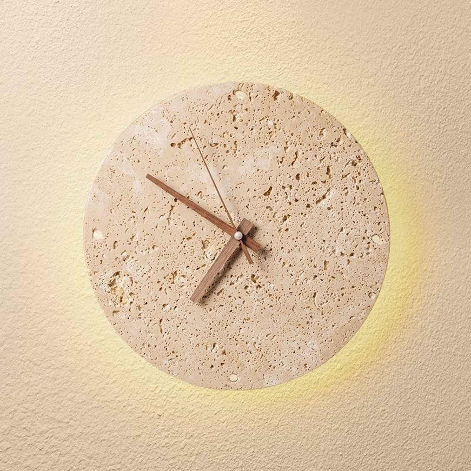 Horloge silencieuse en travertin : finissez-en avec le tic-tac du salon
