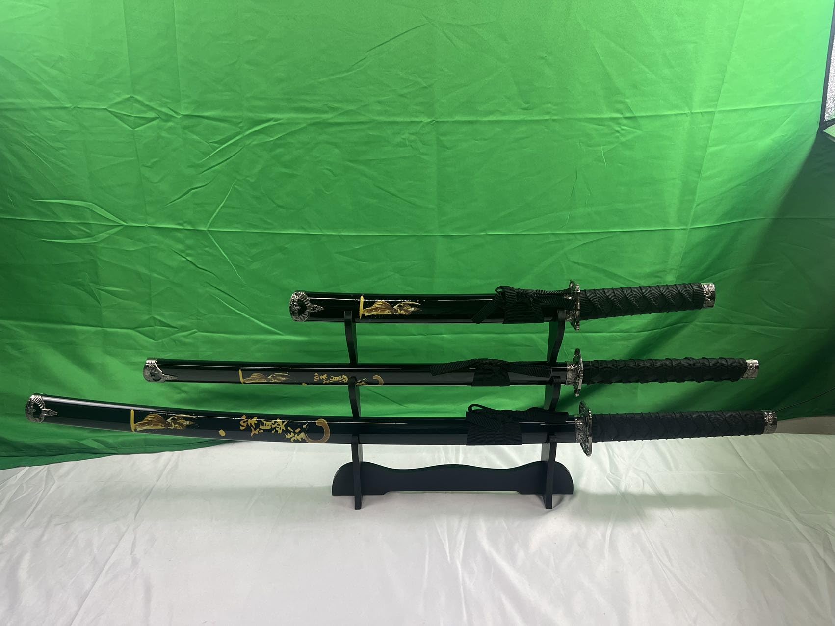 Kinstore Traditional Handmade Japanese Samurai 3-Piece Set Sword with Display Stand. Katana, Wakizashi, Tanto Swords. Printed Gold Dragon/Samurai on Scabbard (Samurai-Black)