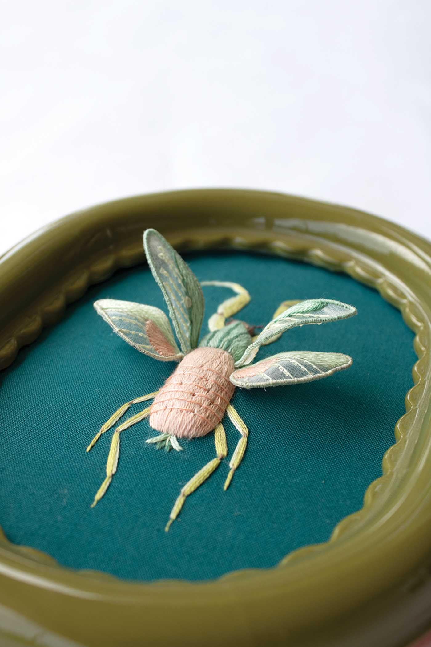 Stumpwork Studio--Mastering 3-D Embroidery: 15 Realistic Nature-Inspired Projects to Stitch