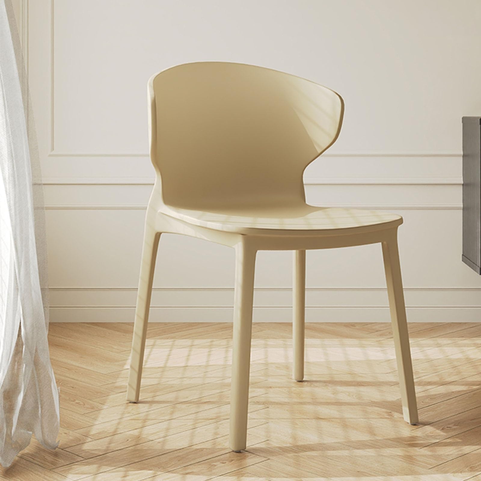 Chaises empilables en plastique sans montage pour en finir avec les vis desserrées