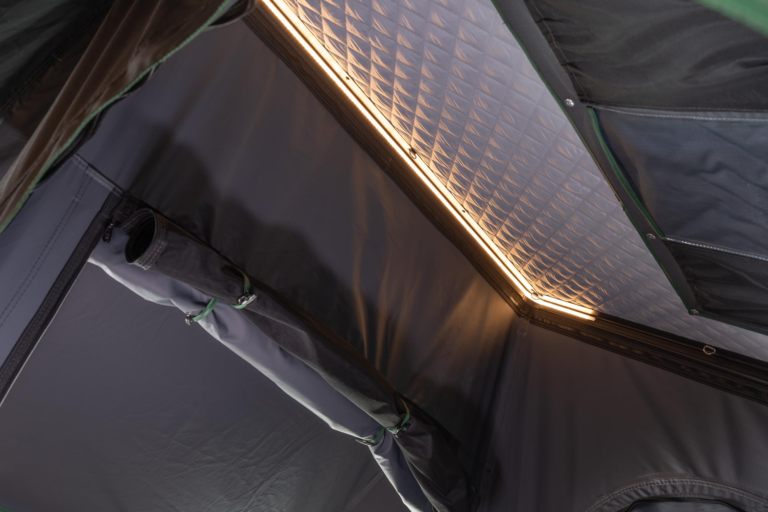 BIA Outdoor Gerald - Tenda da tetto rigida, montaggio rapido, resistente alle intemperie e robusta, adatta per SUV e auto, perfetta per campeggio e avventure all'aperto, incluso materasso e scaletta