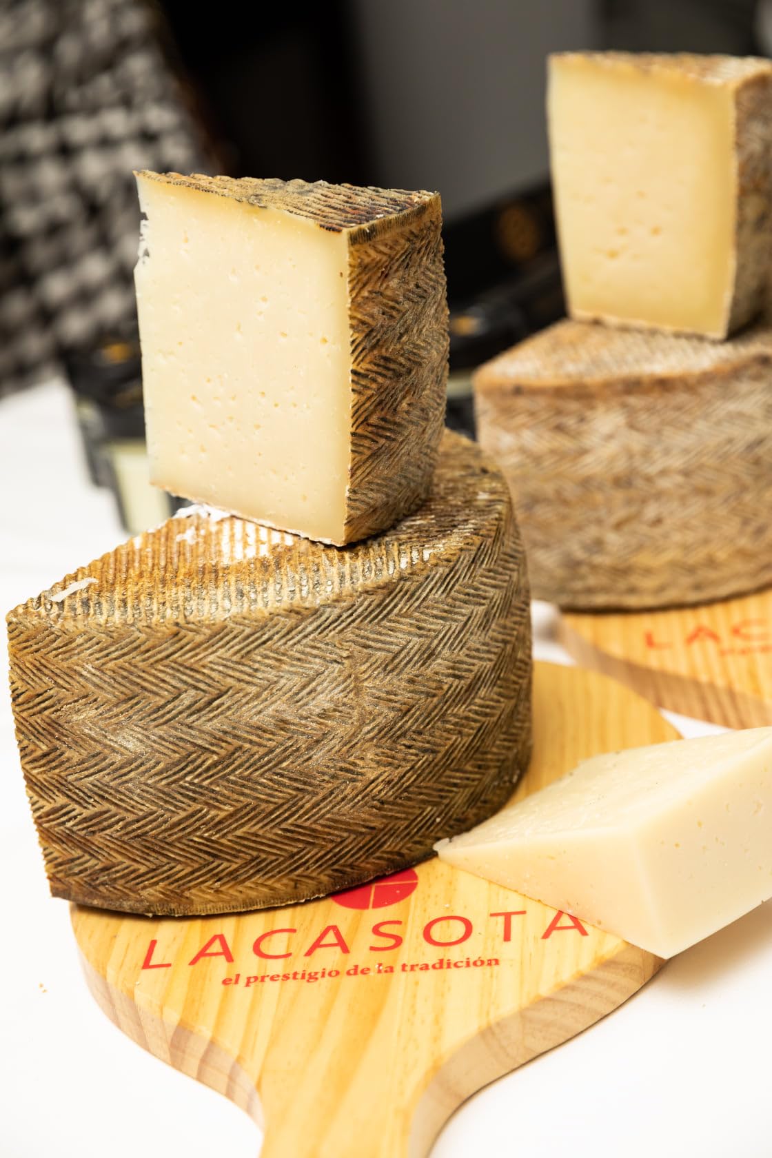 Queso Manchego Artesano D.O.P. Curado Marantona - 1/2 Pieza 1,5kg (Aprox.) - Elaborado con Leche Cruda de Oveja - Sabor Intenso - Origen La Solana