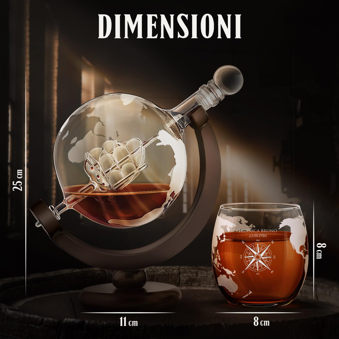 Maverton Decanter per Whisky in vetro - incisione personalizzata - Caraffa a forma di mappamondo da 850 ml + 2 bicchieri whisky - idee regalo donna - regalo di Natale - bussola