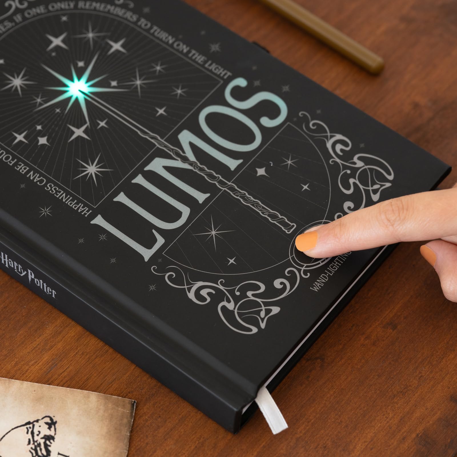 Grupo Erik Journal A5 Notizbuch Harry Potter Lumos mit Licht und Zauberstab Stift Hardcover Notizbuch Notizblock A5 Tagebuch - Offizieller Harry Potter Merch