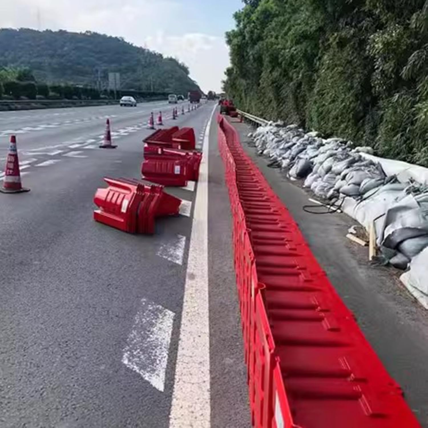 Flood Prevention Barriers, L-Shaped Plastic Flood Gate Mobile Flood Control Retaining Wall,Flood Barriers for Underground Garages, Dams, Highways, Shopping Malls WMEIE (Color : Rojo, Size : 6pcs)