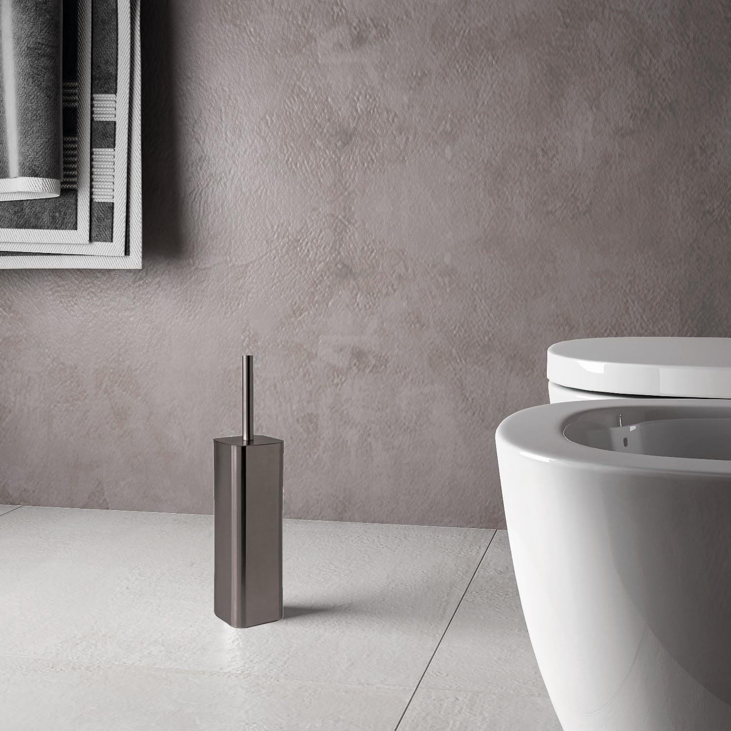 GEDY Jack Scopino WC, Materiale Acciaio Inox, Scopino Bagno Colore Gun Metal, Scopino WC da Appoggio Base Quadrata con Ciuffo in Setole Nere in Nylon, Tazza Interna Estraibile di Facile Pulizia