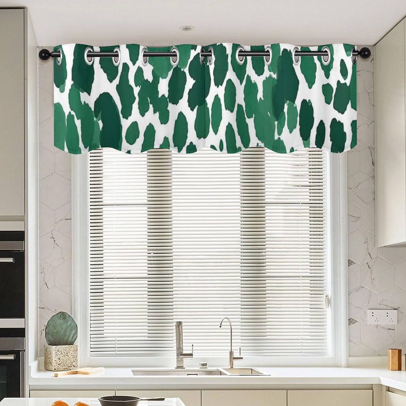 Cortinas de cocina con cenefa de leopardo exótica para dar un toque étnico a tu salón
