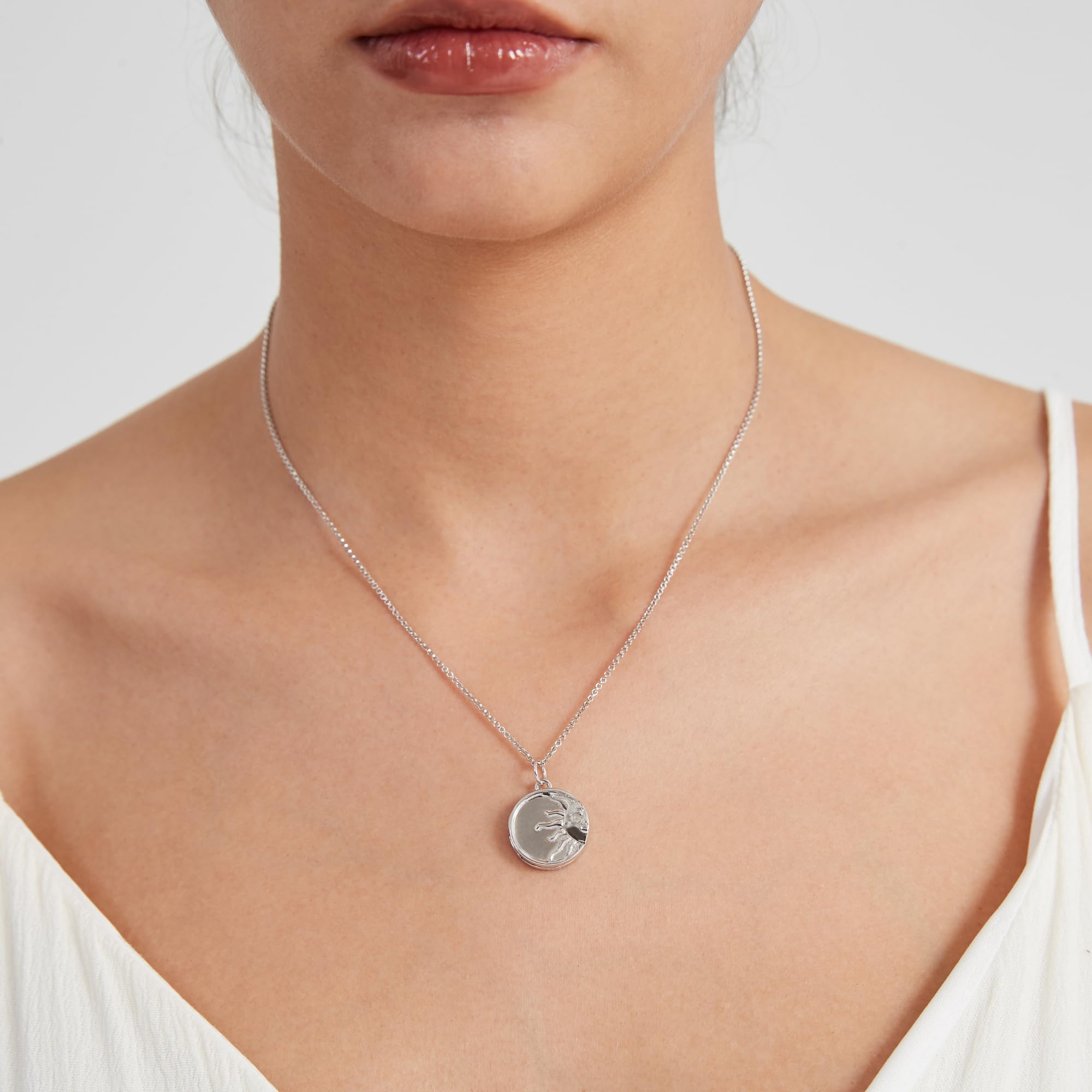 PERIMADE Collana con medaglione portafoto con sole personalizzato che contiene foto, collana con ciondolo a moneta con messaggio di testo inciso personalizzato per donne, gioiello rotondo