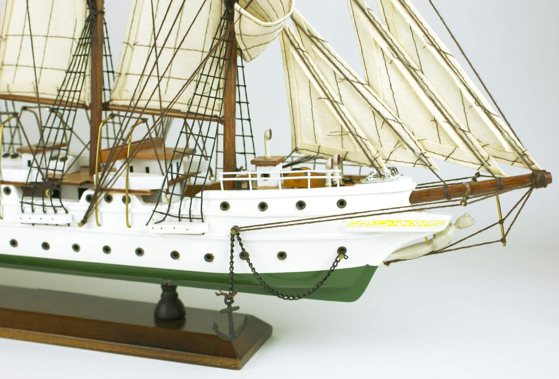 Maqueta montada de barco Juan Sebastián Elcano, Fabricada de forma artesanal, 57x36x9cm