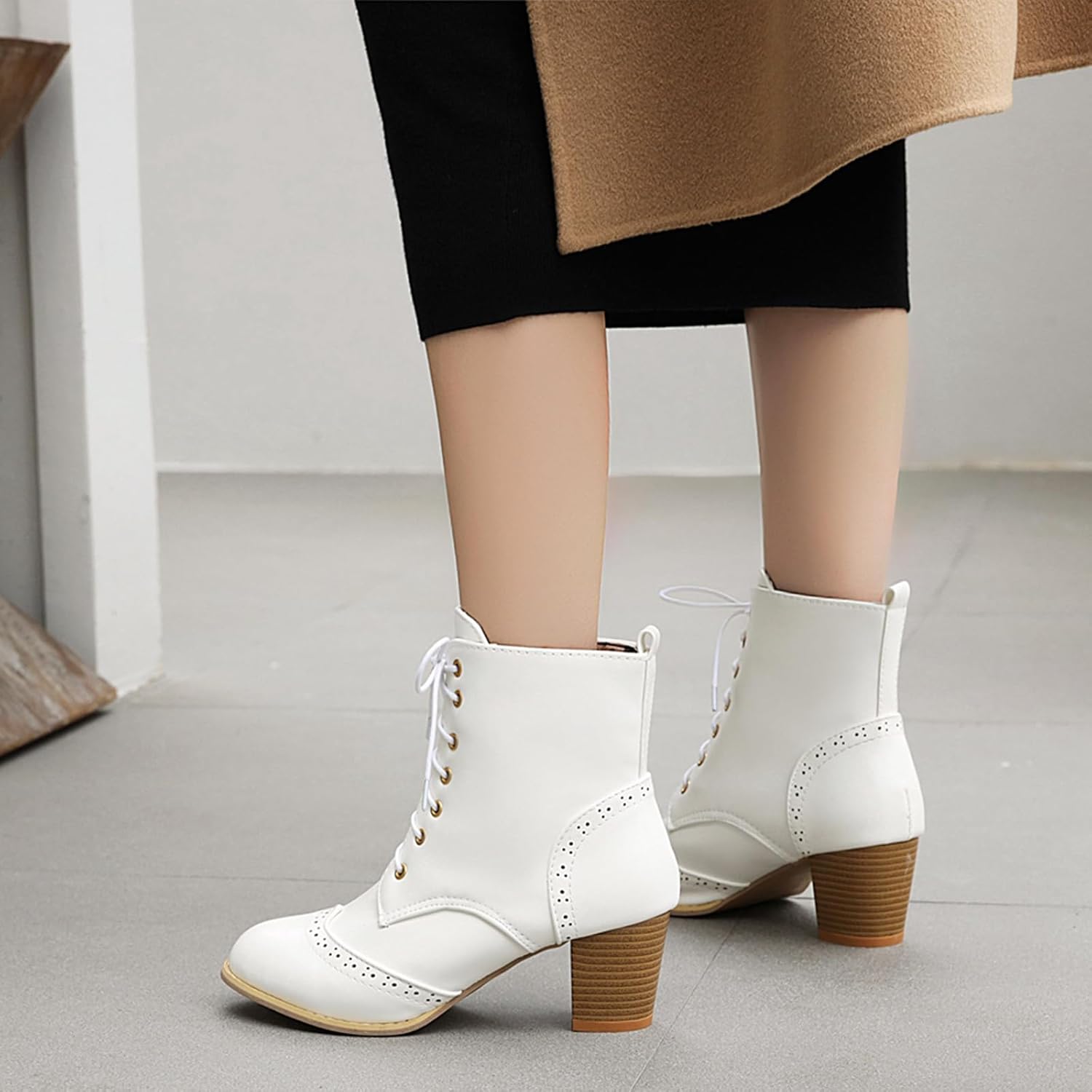UniqueStride Women's Brogue Ankle Boots Lace Up Bootie with Chunky... - 第 14/35 張圖片