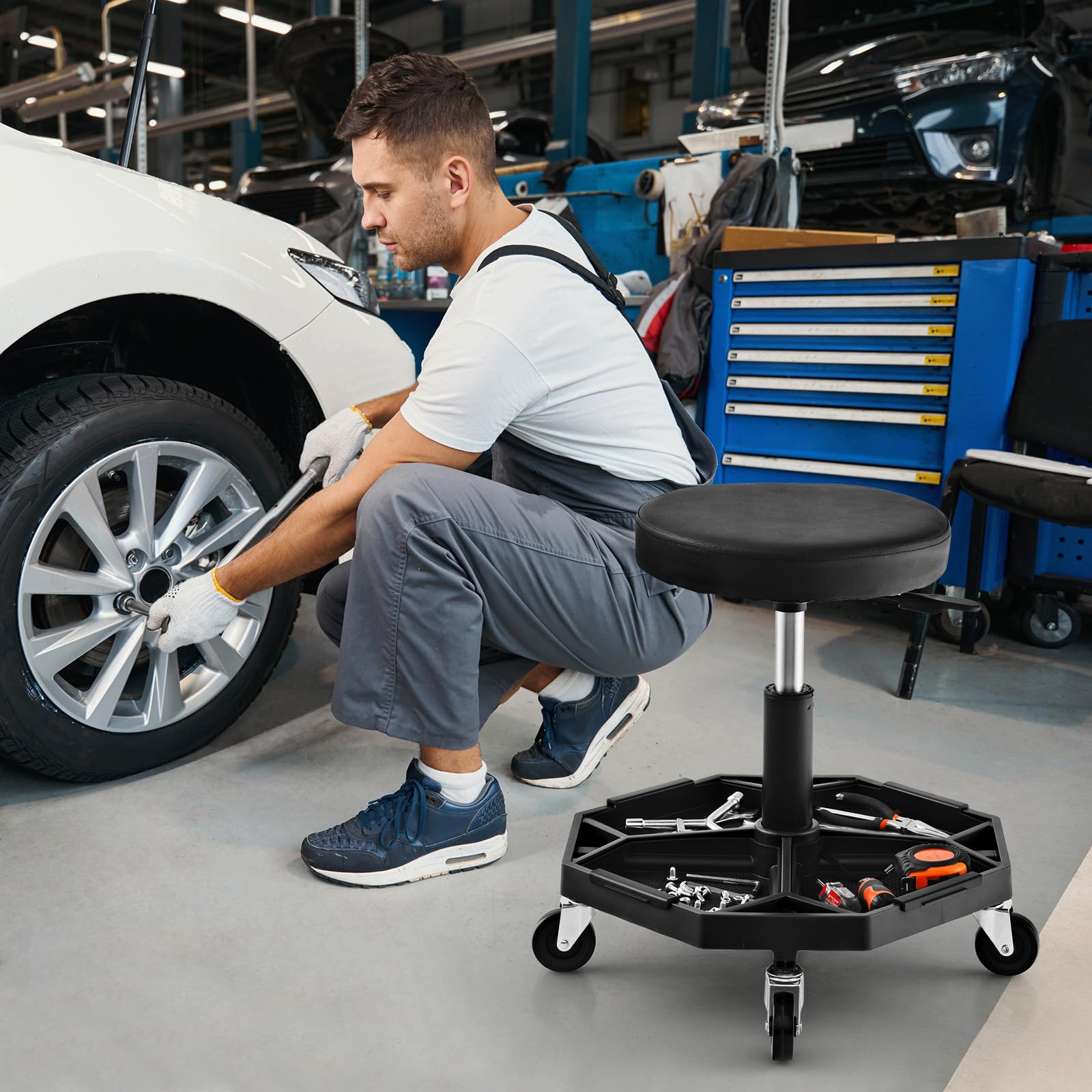 GYMAX Taburete de Montaje Móvil Robusto, Taburete de Taller Ajustable, Asiento Neumático Mecánico con Bandeja para Herramientas y Cojín Acolchado, Asiento Giratorio para Garaje (Negro)