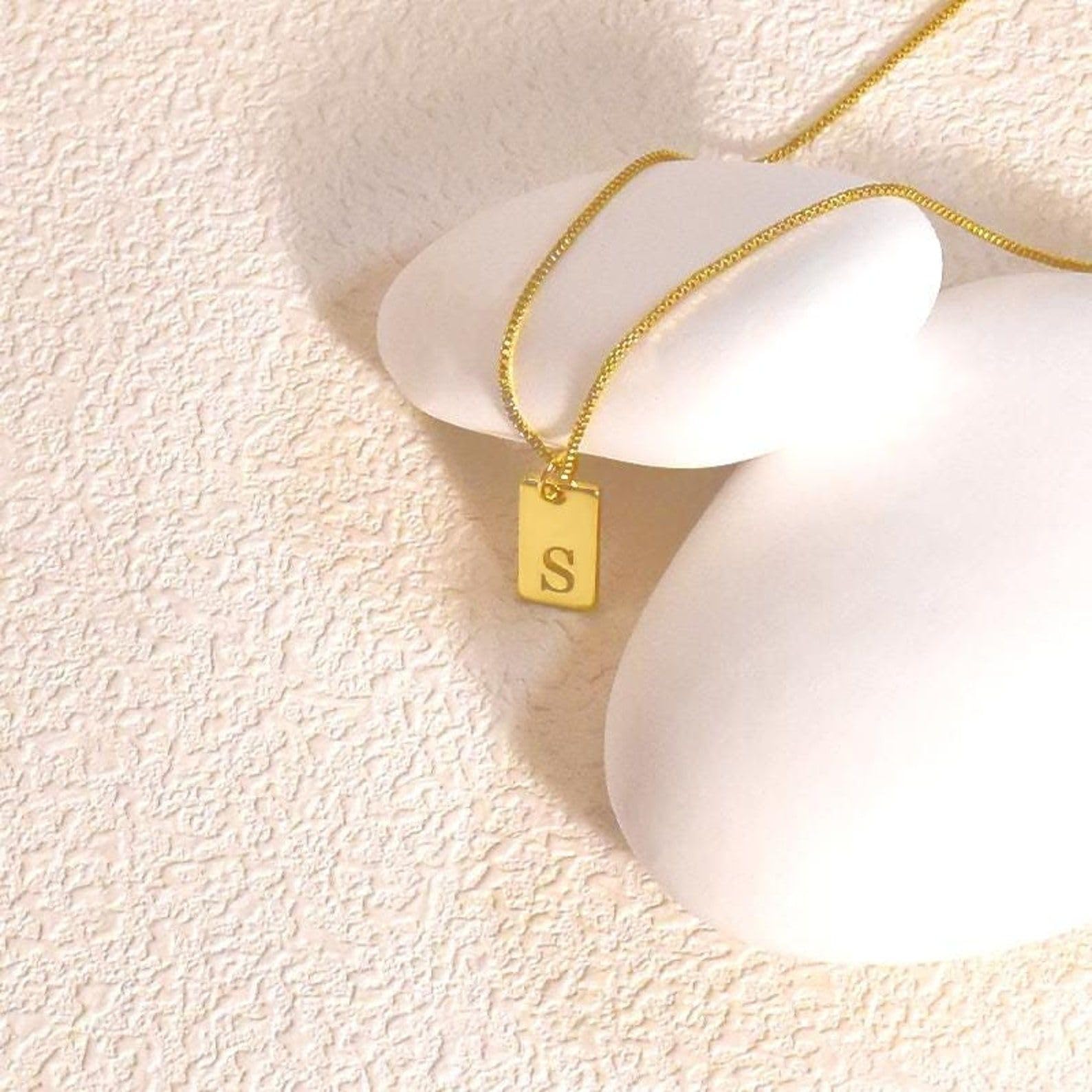 Delicato collana con iniziale, su misura inciso lettera targhetta oro con catena veneziana compleanno per lei