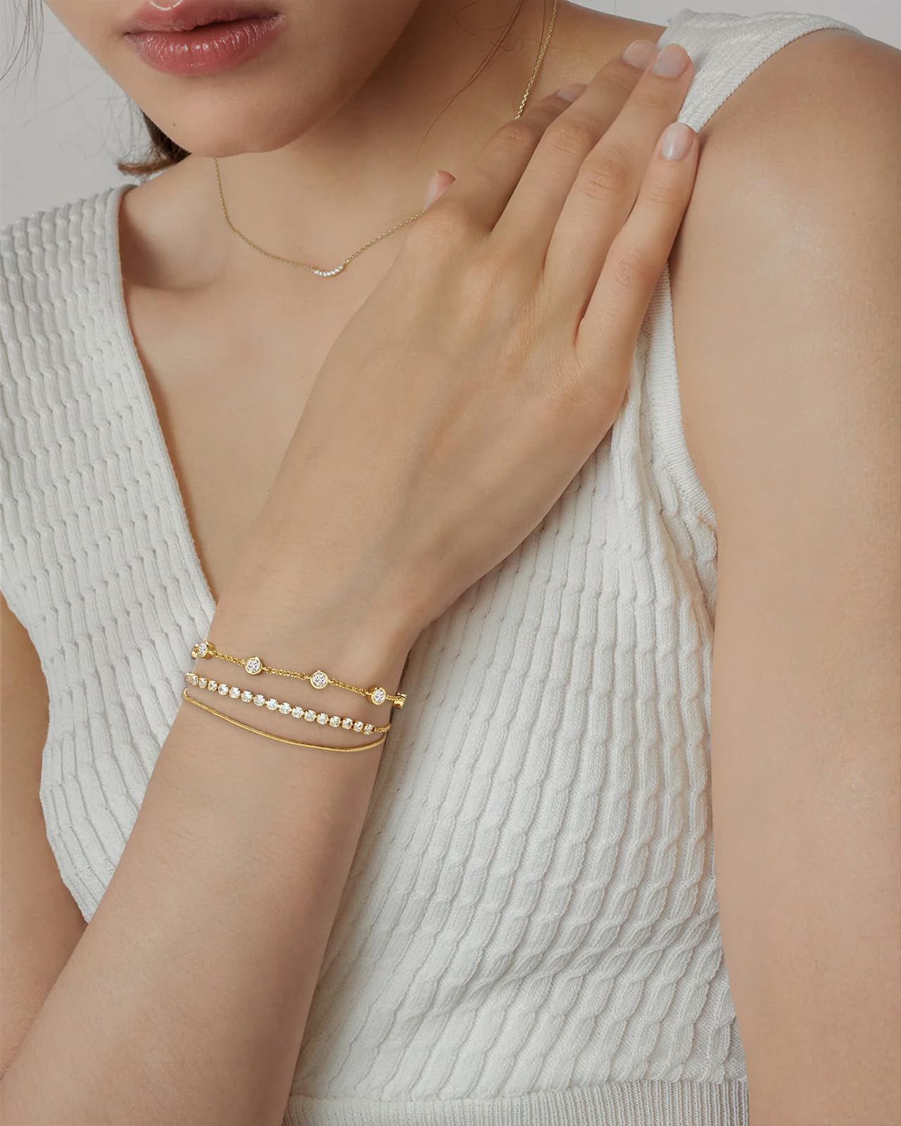 Zögerlich geschichtete Goldarmband für Frauen mit mehrschichtem Stapelstapelarmband Zirkonia Einstellbarer Kettenarmbänder goldplattierbare Stapelarmbänder