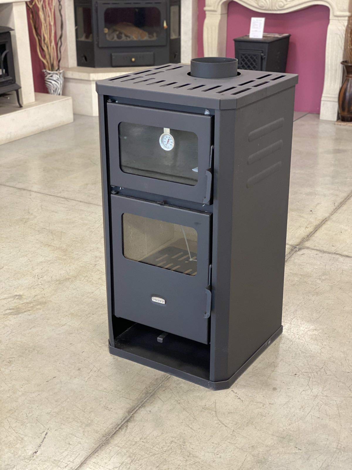 Prity Cheminée avec four, 12 kW, noir, bois, briquettes de bois, métal, autonome, ventilation directe, rendement 77,7 %, 101 kg, 49 x 46 x 93 cm