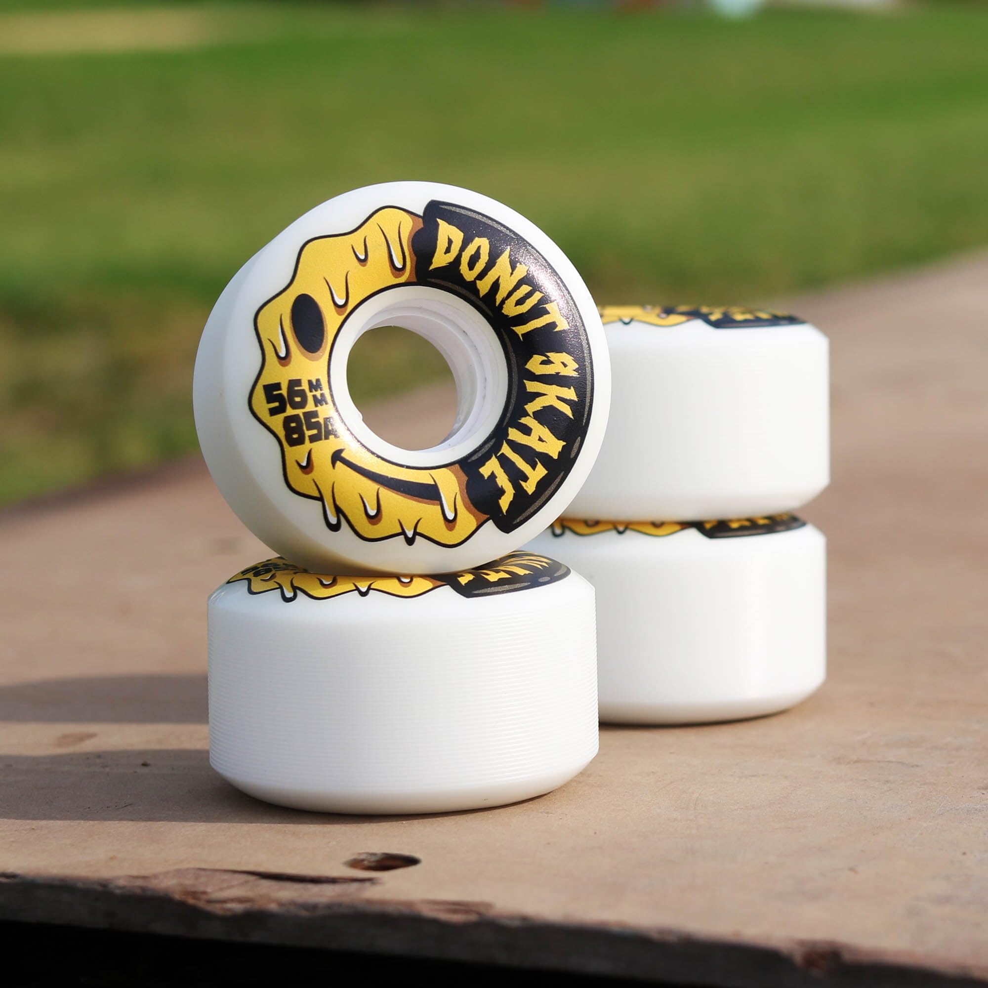ROUNDRACE スケートボードホイールセット Amazon | Donut Skate Co. 56mm - 85a スマイル ソフト スケートボード