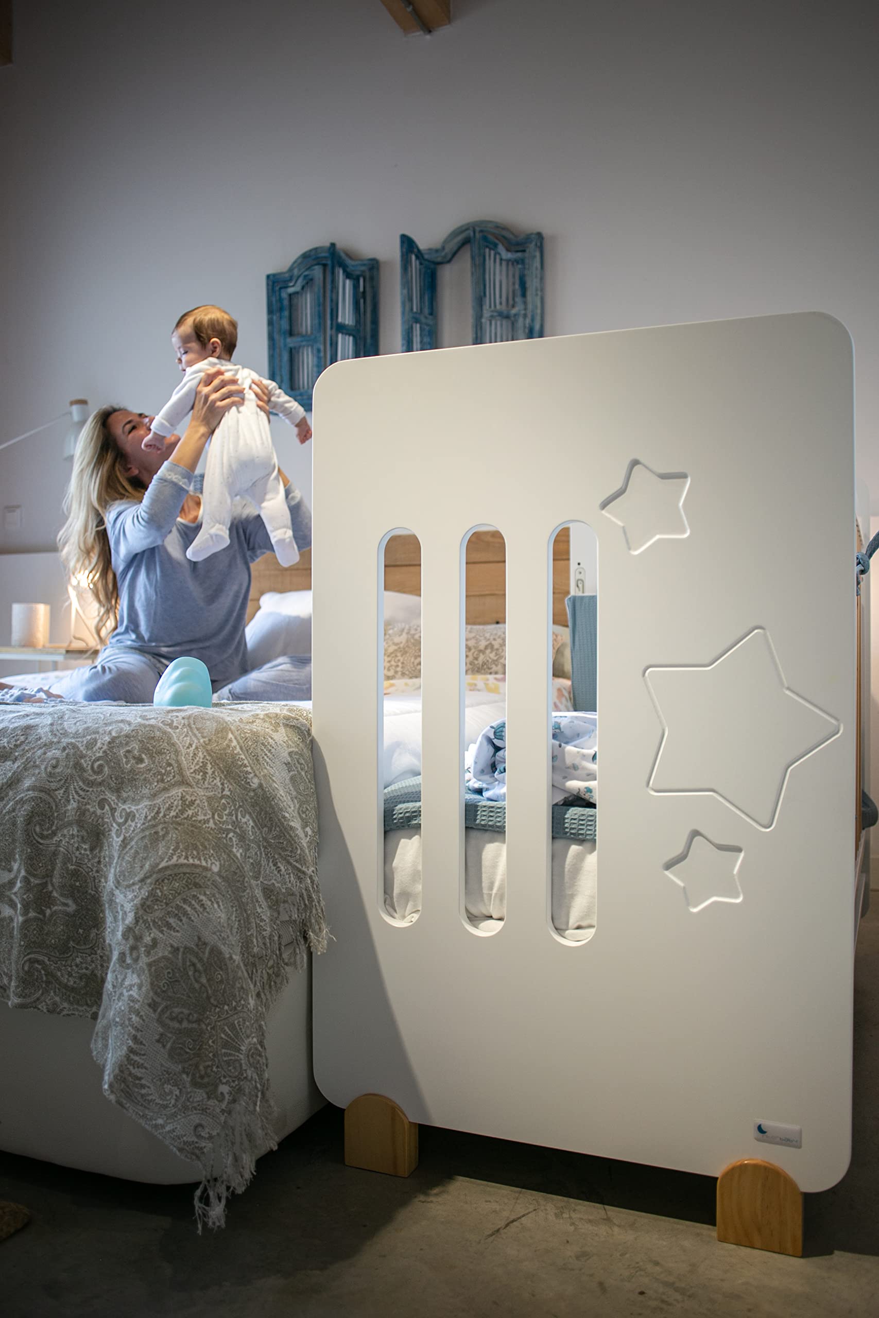 Interbaby Star Nature Lettino Neonato in Legno 120x60 cm | Culla con Sponda Abbassabile e Rete a Doghe 8 Posizioni | Legno Sostenibile, Ruote con Freno | Omologato Normativa Europea | Bianco