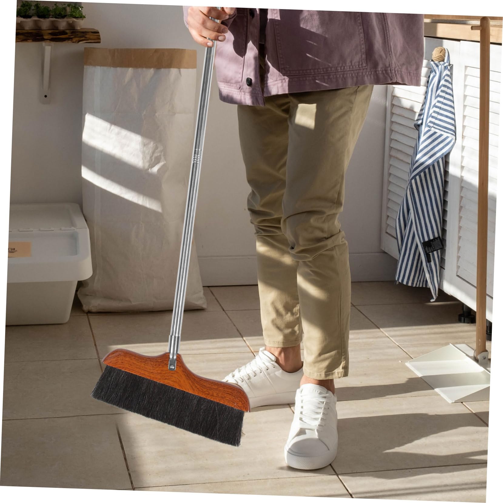 GANAZONO Escoba de Pelo de Cerdas Negras Mango Largo de Acero Inoxidable y Madera Roja, Cepillo Biselado Antielectrostático para Limpieza del Hogar y Oficina, Barrido y Cómodo,