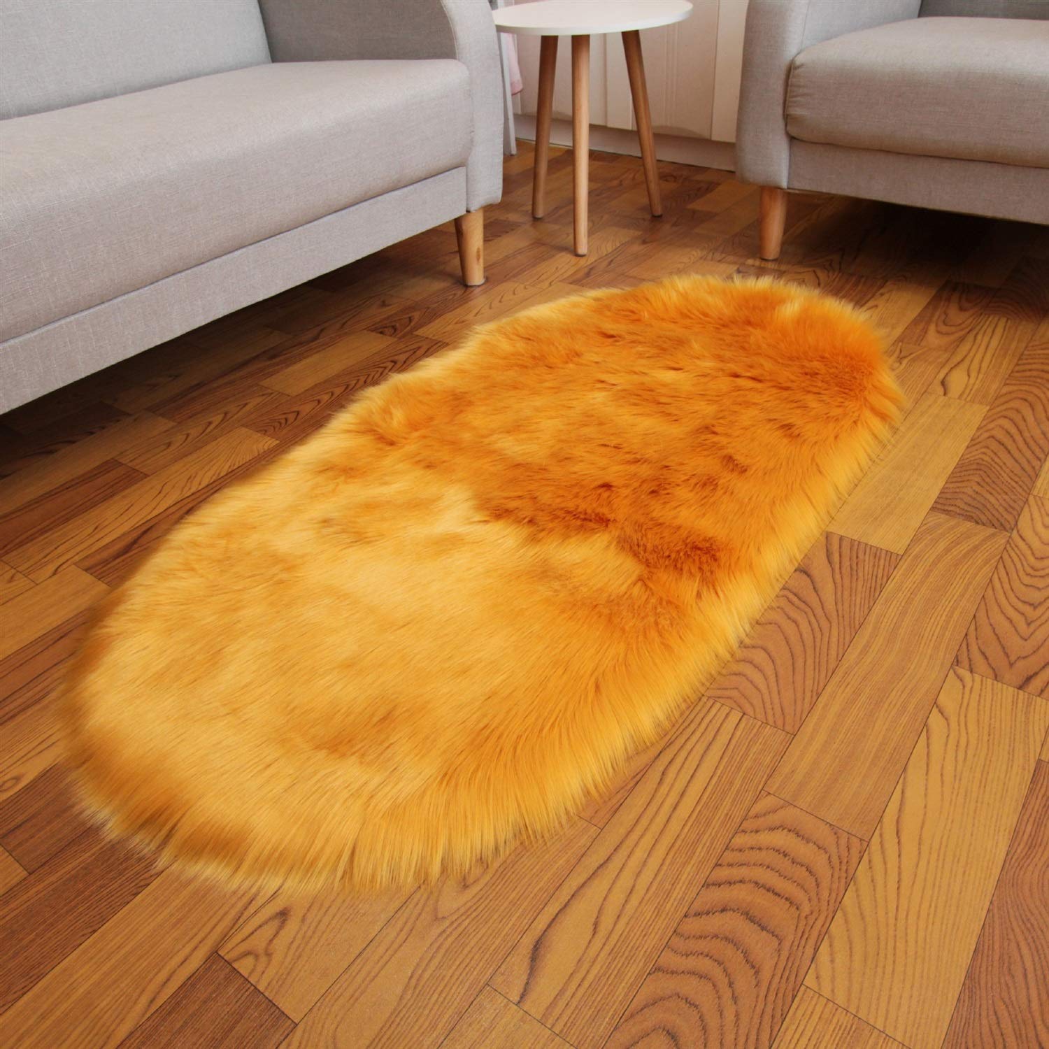 Tapis en peau de mouton artificielle pour créer un coin lecture cocooning dans le salon