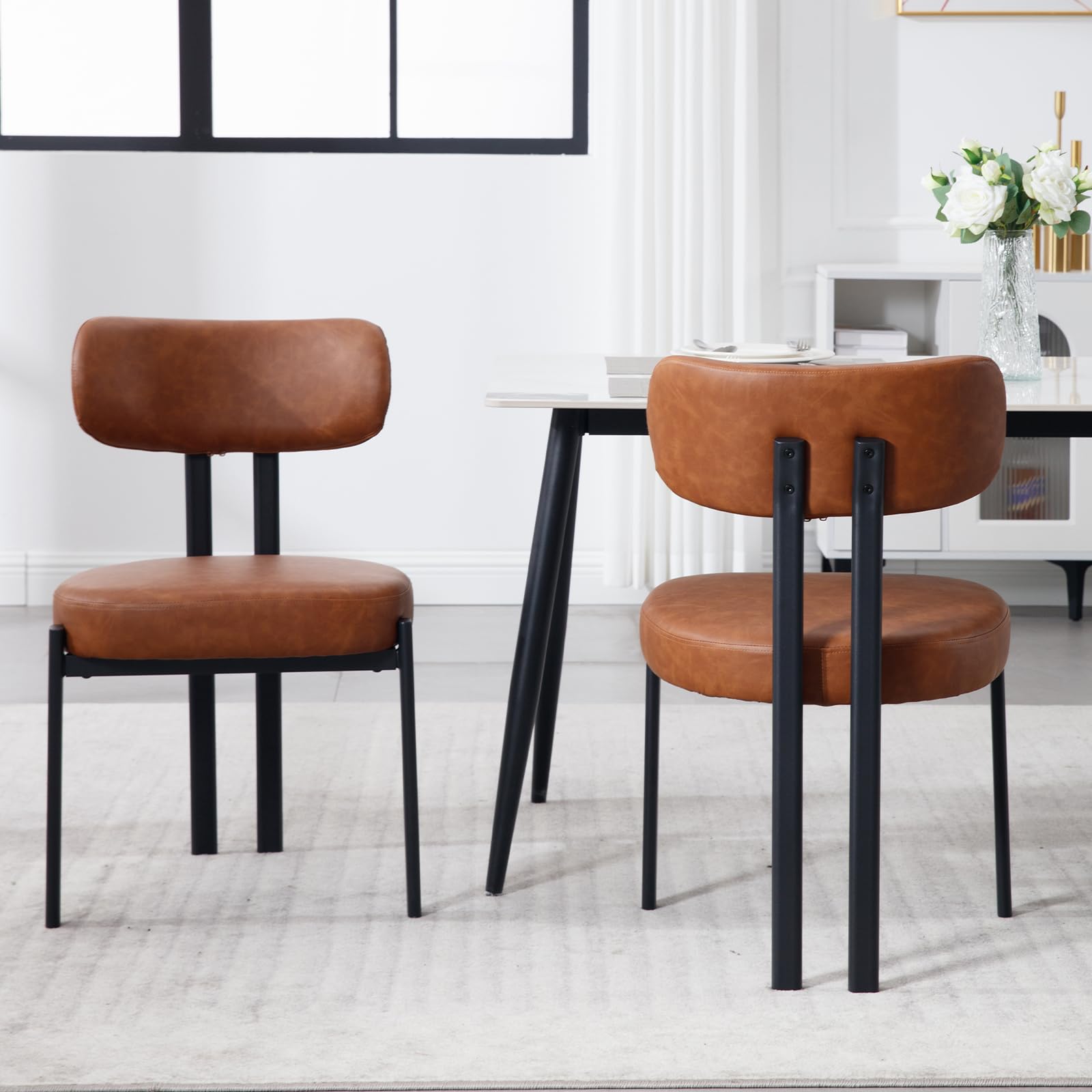 Silla de comedor tapizada en marrón con estructura de metal negro