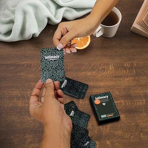 Miniatura 5 de Intimacy: Un juego romántico con emocionantes preguntas y acciones para la diversión de las parejas adultas.