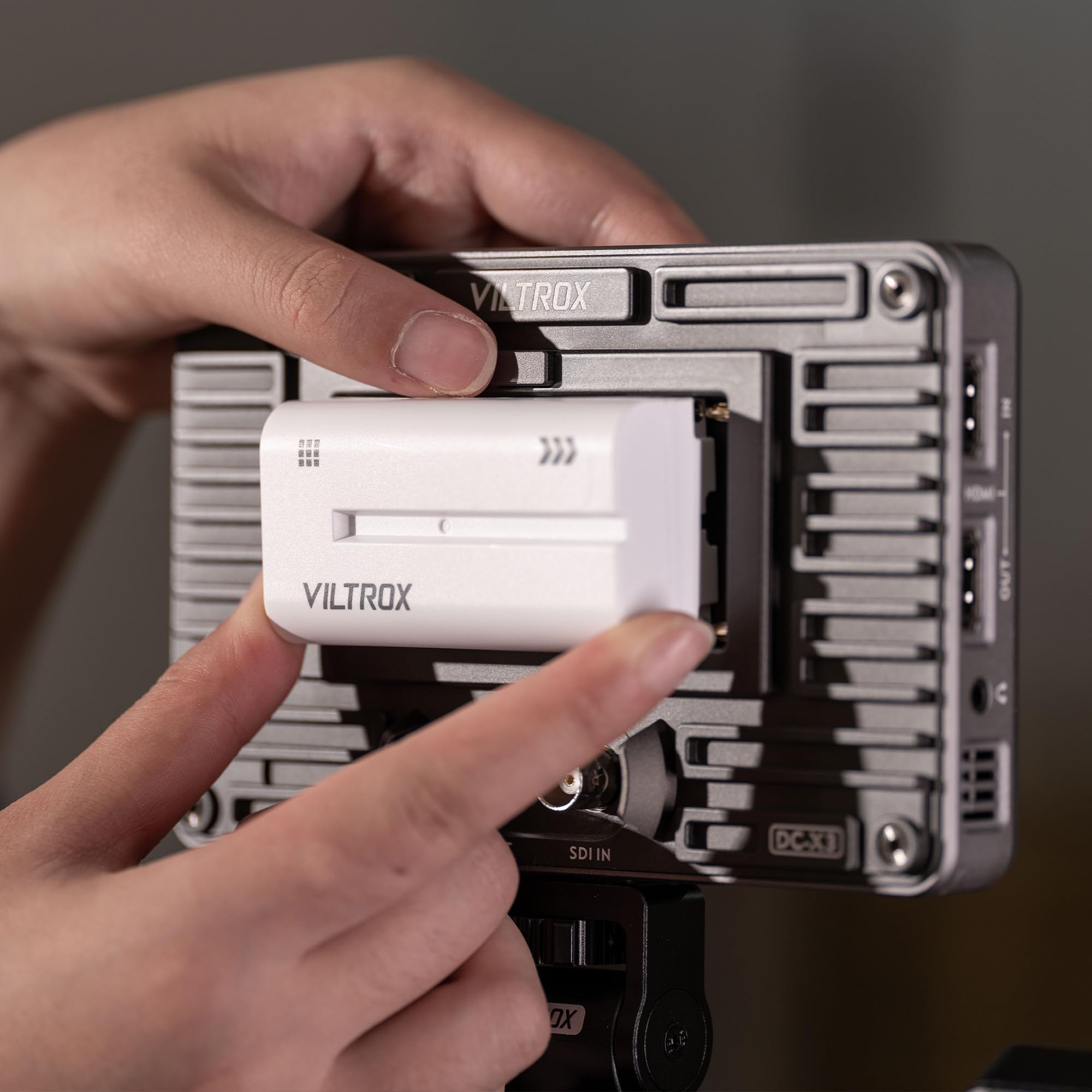 VILTROXNP-F550 2200mAh USB Li-ion Battery, 5V/2A Type C Port Rechargeable Battery for Sony NP-F975/NP-F960/NP-F950/NP-F930/NP-F770/NP-F750/NP-F550 LED Light L116T VL-200T 162T L132T