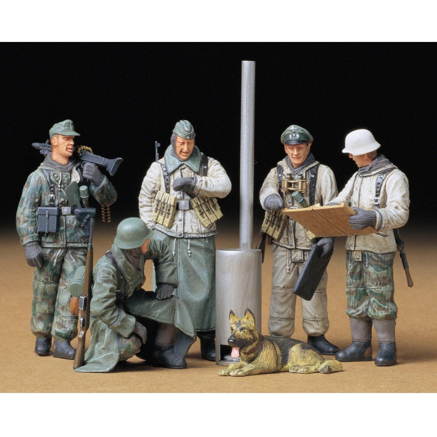 TAMIYA 35212 1/35 German Soldiers at Field Briefing