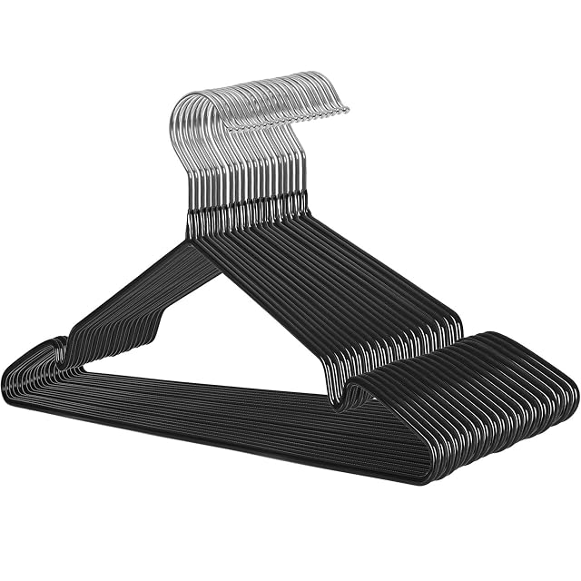 SONGMICS Wieszaki metalowe, 20 szt. Wieszaki na kurtki, antypoślizgowe, grubość 0,4 cm, zajmujące mało miejsca, haczyki obracane o 360°, na koszule, koszule, sukienki, powłoka PCV, czarny CRI33B-20