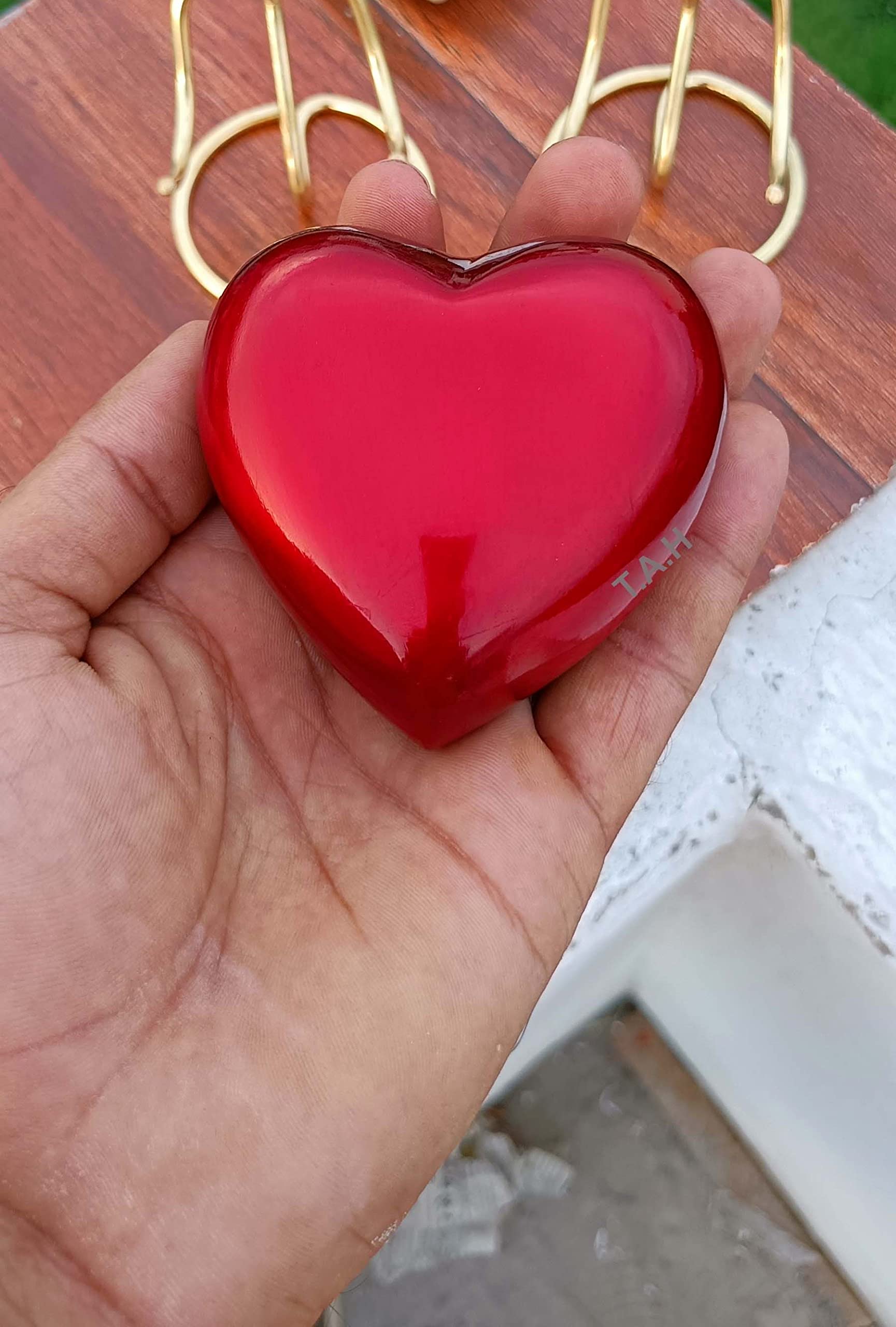 Weiße Herz-Urne Aus Aluminium - Mini Urne Mit Messingständer Für Asche