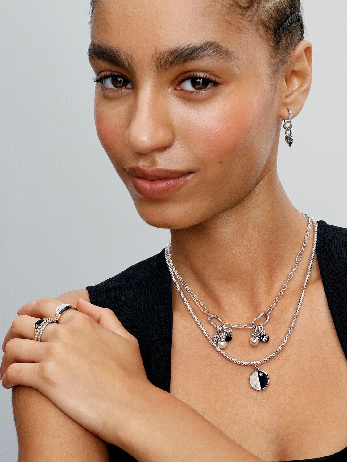 PANDORA ME - Anello sigillo in argento sterling, con pietre di zirconia cubica incolori e smalto bianco scintillante