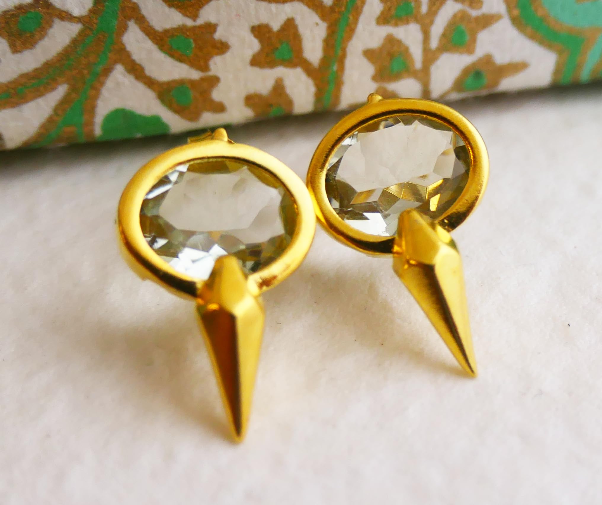 Orecchini a Bottone in Argento 925 Placcato Oro con Ametista Verde - Gioielli Artigianali Moderni da Donna - Design Geometrico Elegante Fatti a Mano in Norvegia