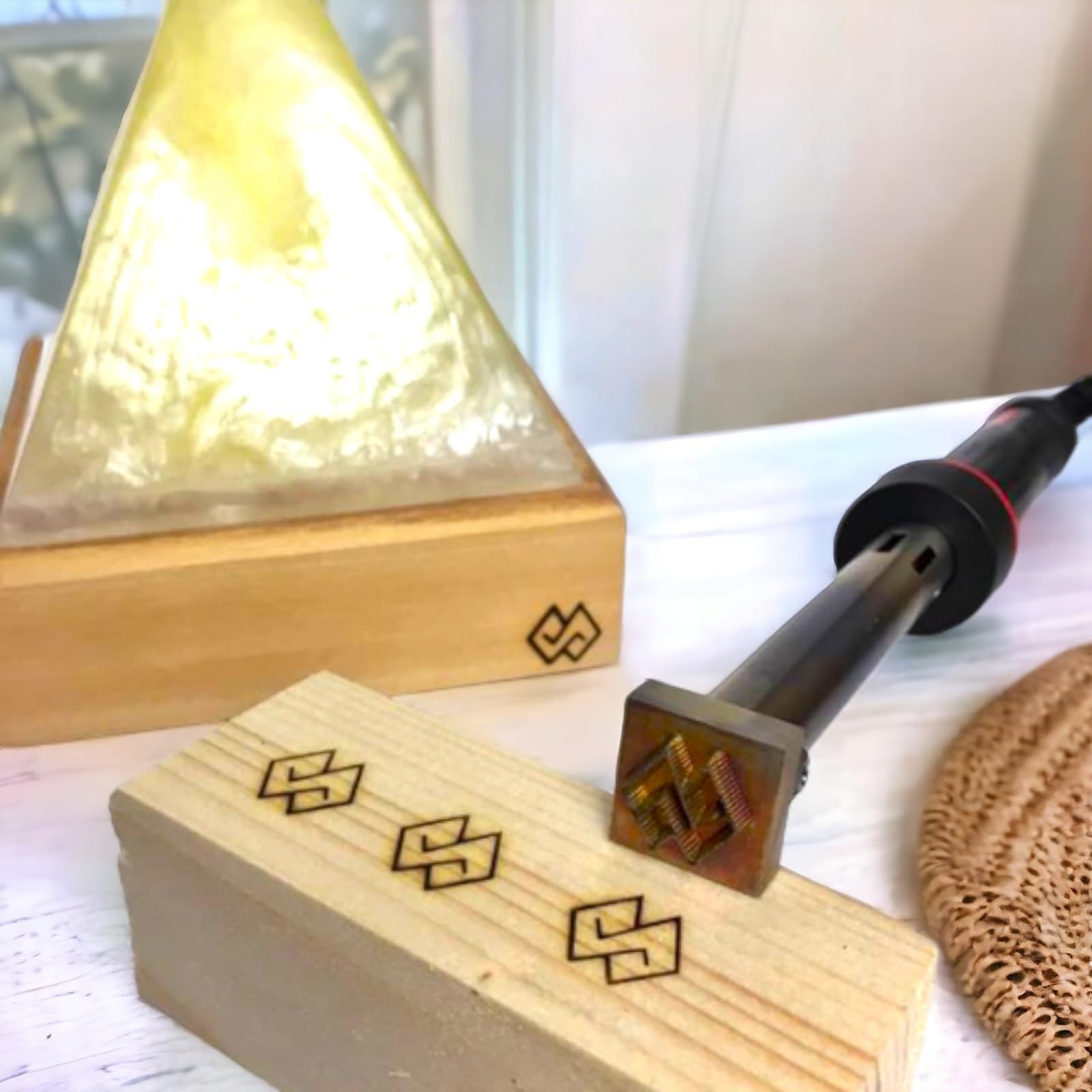 Timbro a Caldo con Incisione Personalizzata - Perfetto per Branding e Artigianato Timbro Clichè per marcatura a caldo su pelle, cuoio legno misura 30x20 mm.