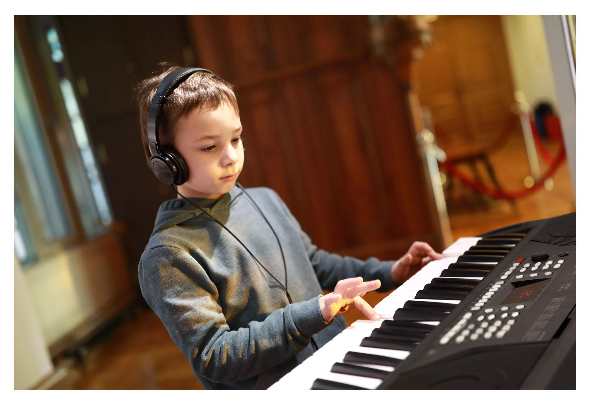 FunKey 61 Edition Touch Negro, Pantalla LC, 300 sonidos, 300 ritmos | 61 teclas estándar con respuesta táctil dinámica, 40 canciones demo, 8 pads de percusión, Función de transposición y split