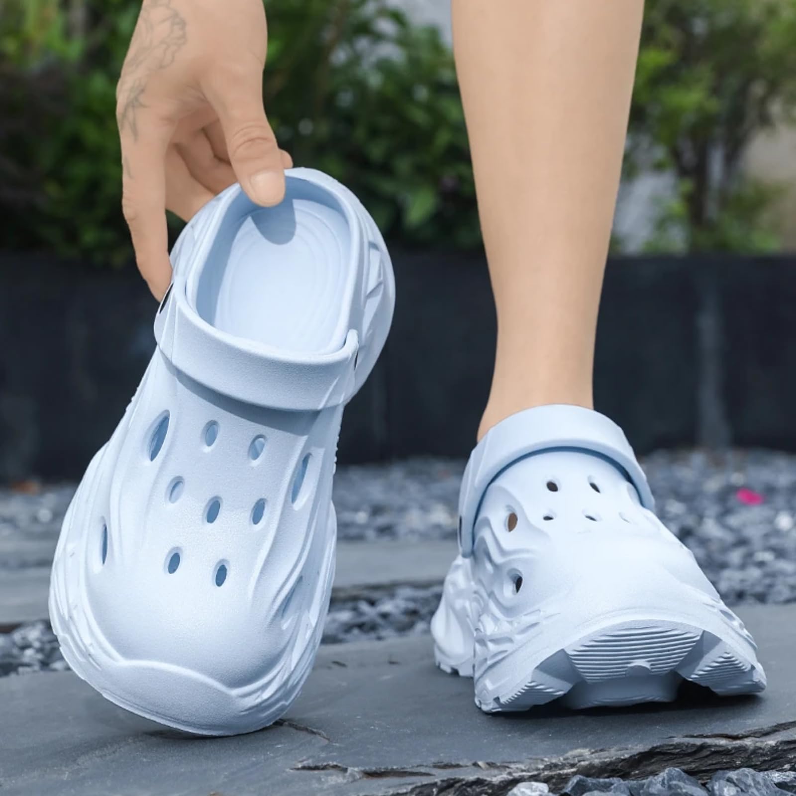 Chanclas clogs huecos ondulados de Eva para disfrutar del verano en pareja al aire libre