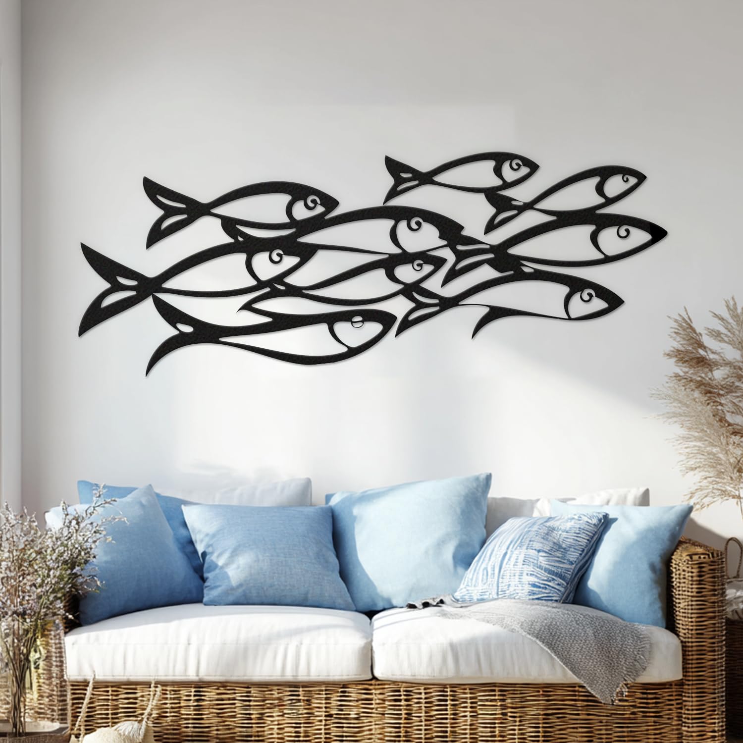 Sculpture de poisson en métal noir, décor maritime chic pour un salon côtier