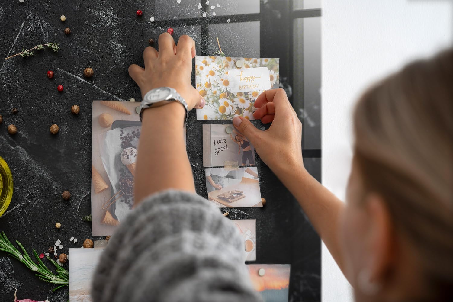 Glasmagnettafel schwarz | Magnetisches Whiteboard aus Glas | Inkl. Neodym-Magneten & Wandhalterung | Stilvolle Schreibfläche für modernes Bürodesign - 100x70cm Gewürze auf dem Tisch