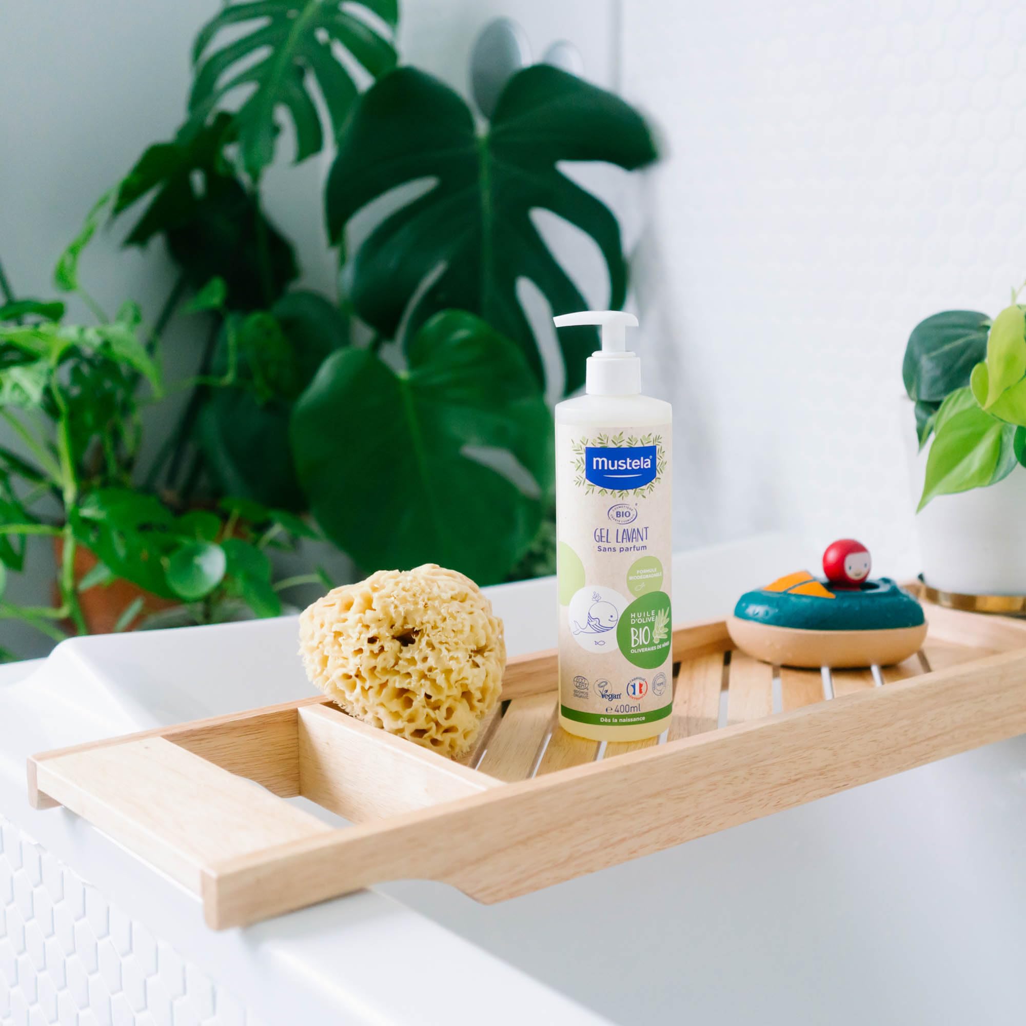 Mustela Gel Detergente Bio Vegano Con Olio di Oliva, Aloe Vera e Glicerina, Corpo e Capelli, Neonati, Tutta la Famiglia - Detersione Delicata Senza Seccare, 99% Ingredienti di Origine Naturale (400ml)