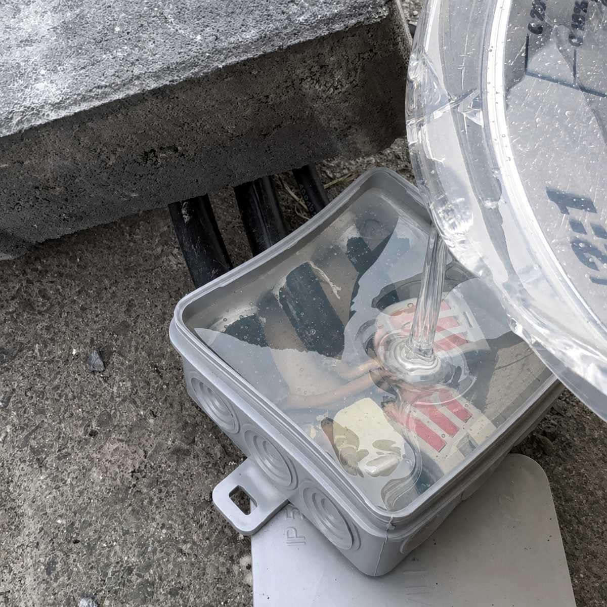 Mastic électrique en résine époxy IP68 & IP69 jusqu'à 1000 V 3 kg incolore (transparent) étanche pour boîtes de jonction, circuits, manchons de câble, etc.