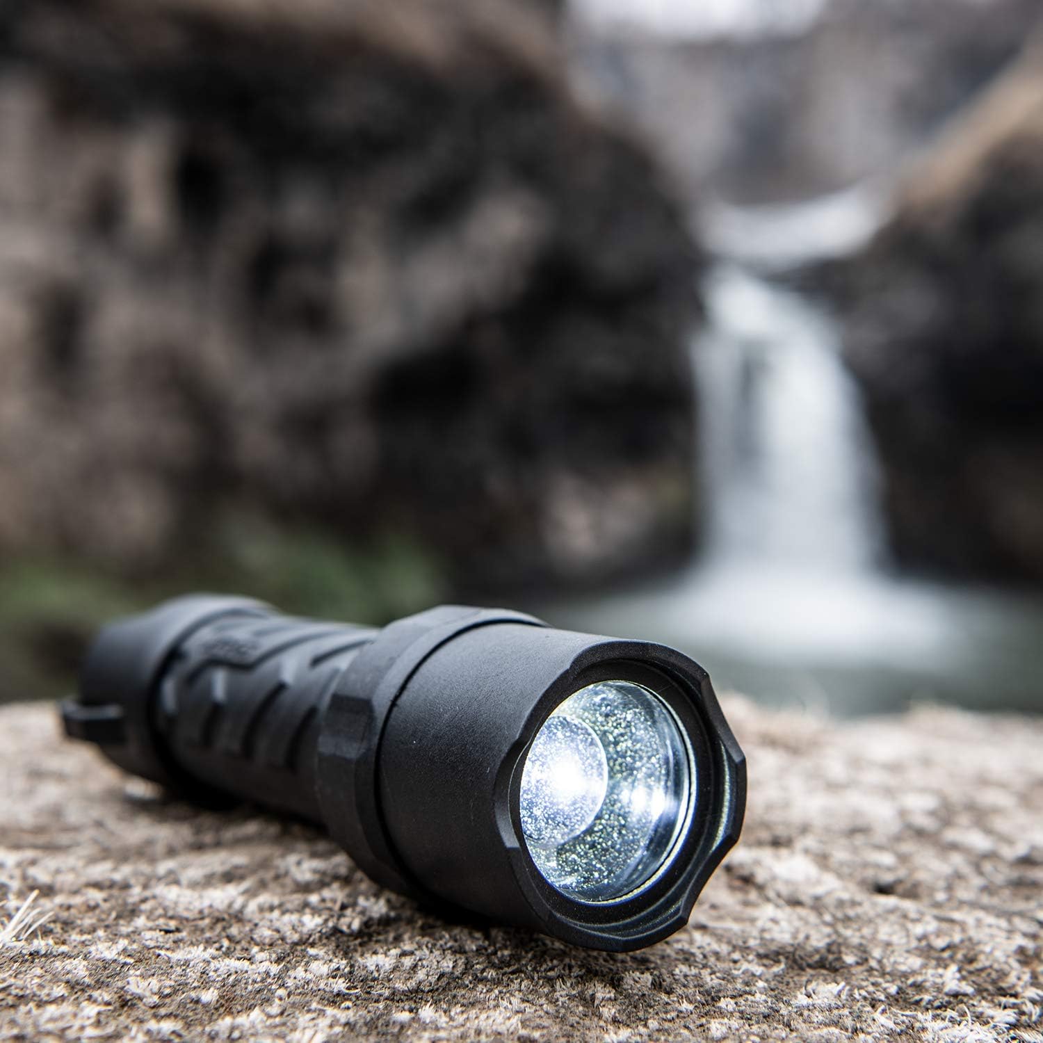 COAST® POLYSTEEL® 400 440 Lumen PURE BEAM® Focusing LED Flashlight with TWIST FOCUS™ and Stainless Steel Core, Black