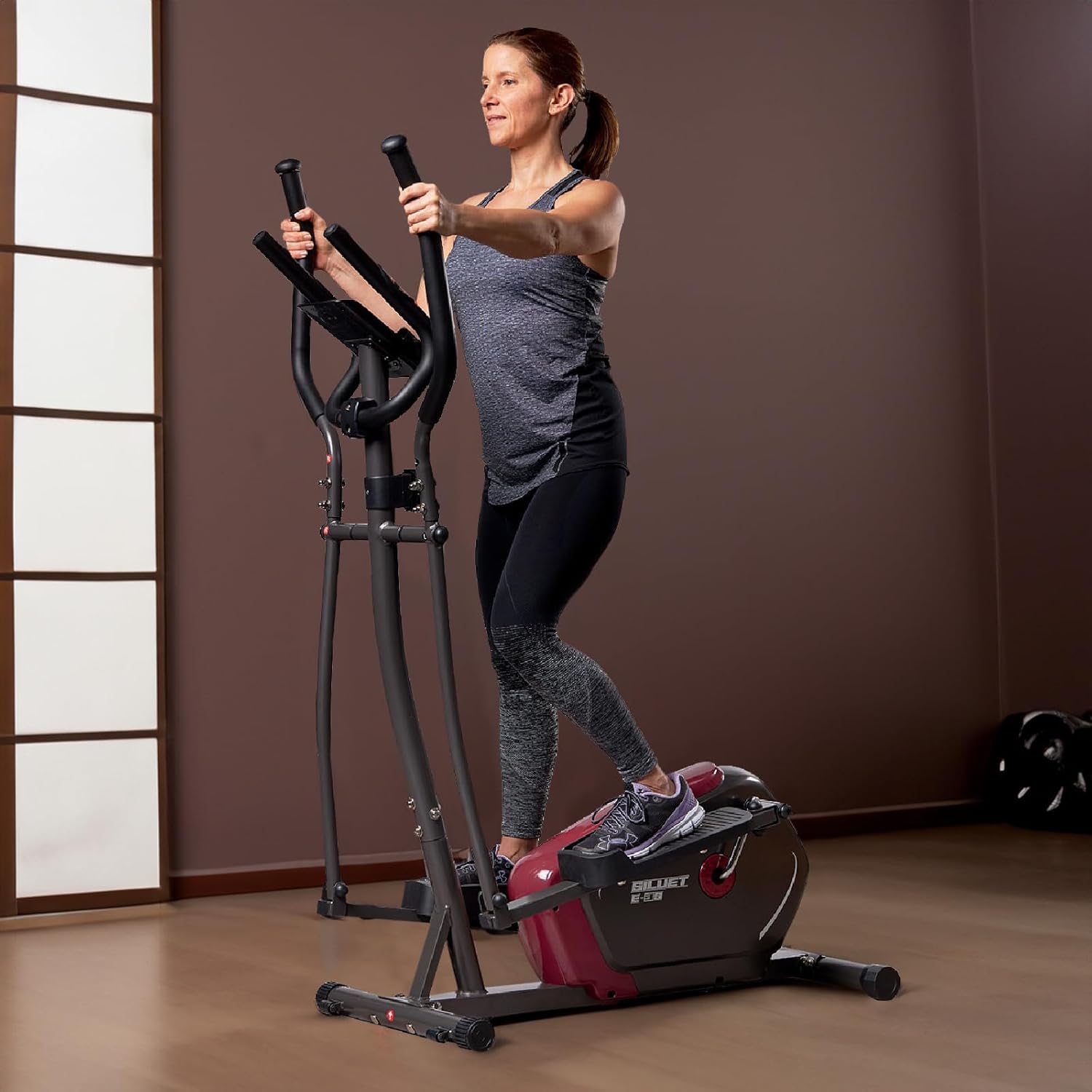 ผู้ใช้กำลังออกกำลังกายบนเครื่องเดินวงรี DXQ Siluet Fitness S6900070