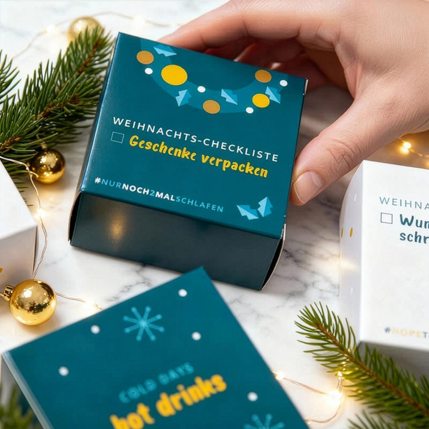 Erlebnis Tee Adventskalender 2025 - großer Weihnachtskalender mit 24 verschiedenen Tee Sorten in Pyramidenbeutel und weiteren Überraschungen