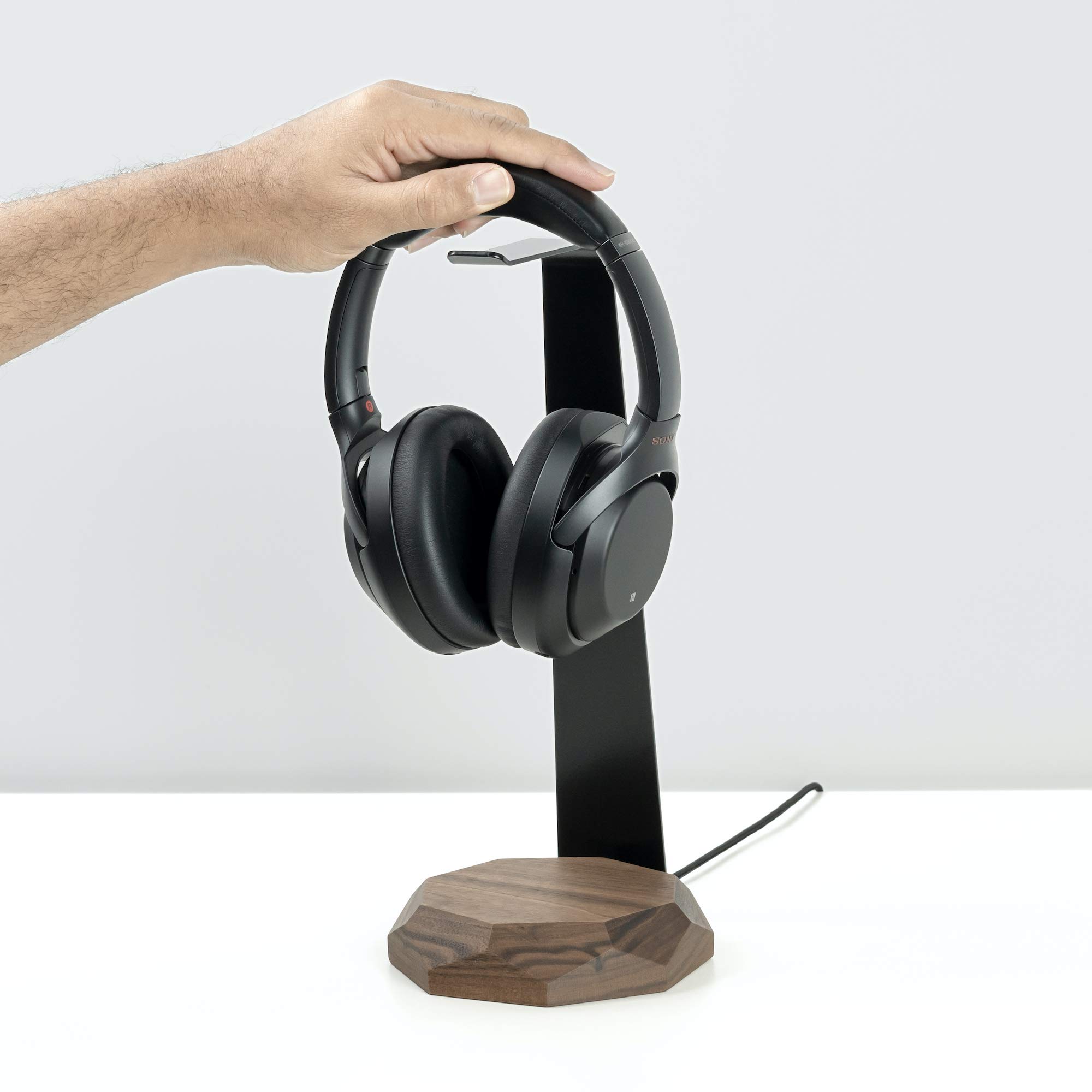 Oakywood 2-in-1-Kopfhörerständer mit Kabellosem Ladegerät aus Holz - Handgefertigter Headset-Halter und Ladegerät 15-W-Ladegerät - Stahl und Naturholz Walnuss
