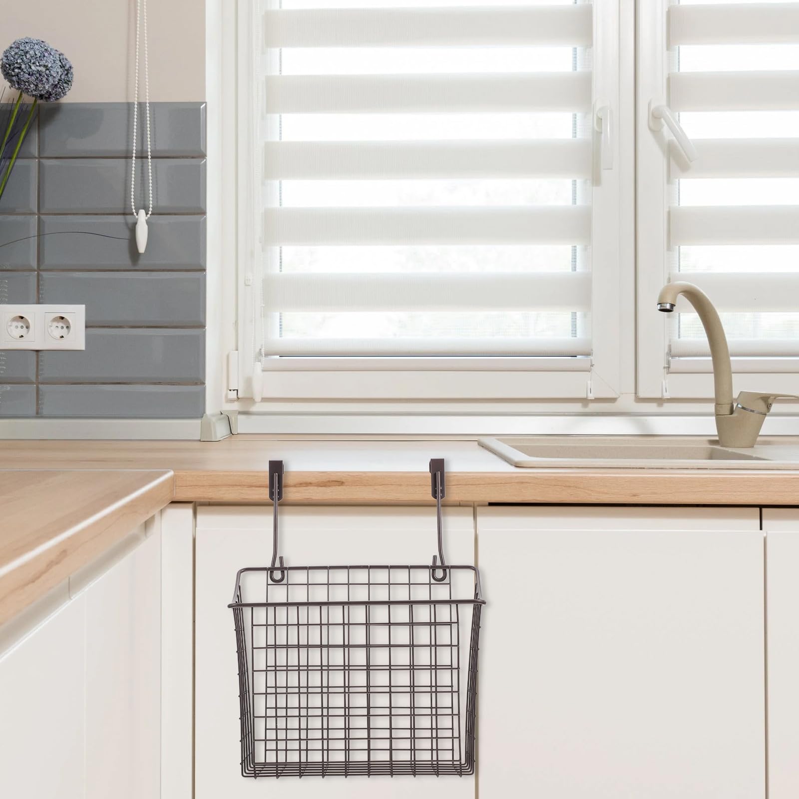 Amosfun Cesta de Almacenamiento Colgante para Puerta de Cocina Negra de Alambre de Hierro, Cesta Organizadora de Gran Capacidad para Despensa y Hogar, Soporte Práctico para Utensilios y