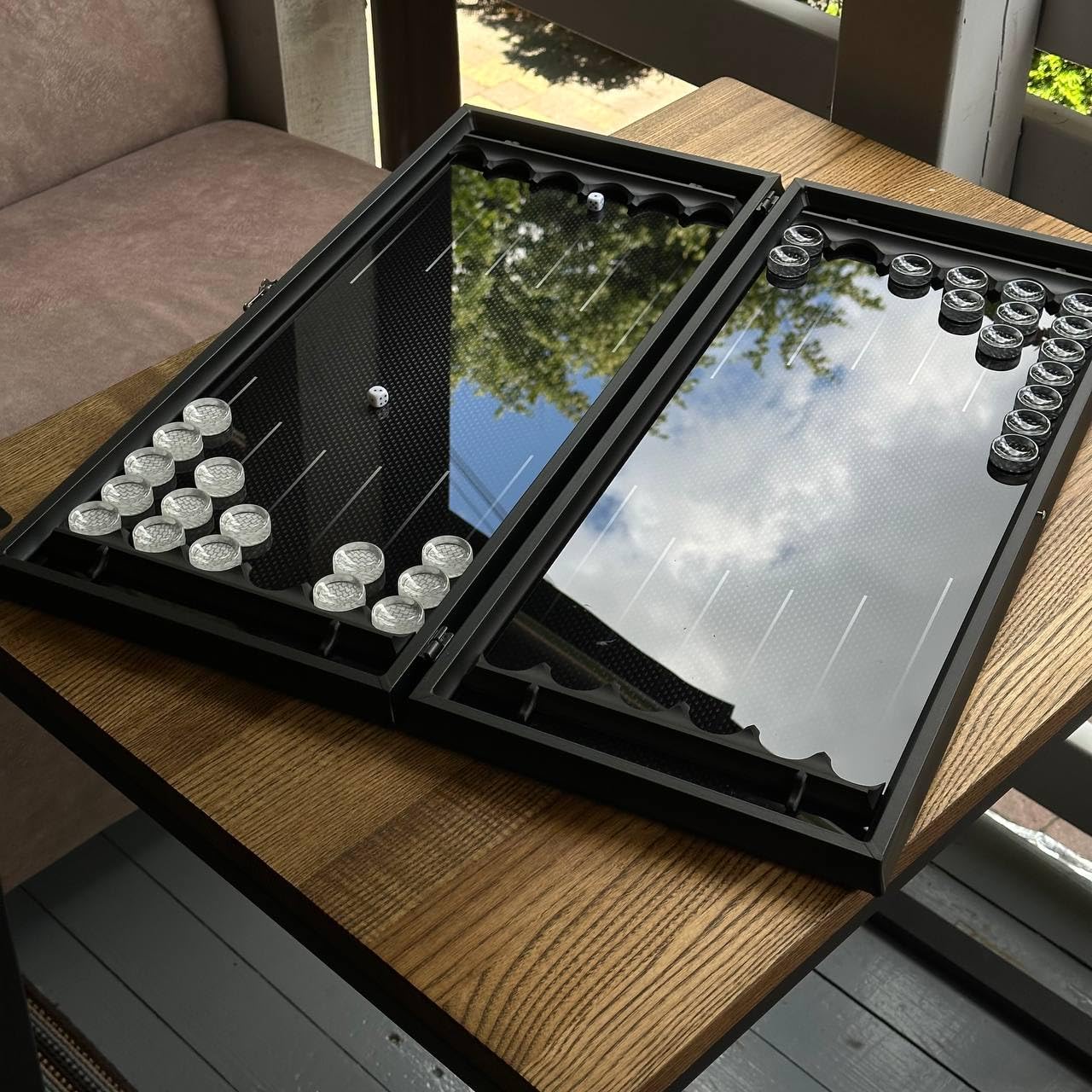 Zestaw premium do gry w backgammon z hartowanego szkła o wyglądzie karbonowym – gra planszowa z kamieniami epoksydowymi – prezent dla rodziny, przyjaciół i partnerów biznesowych