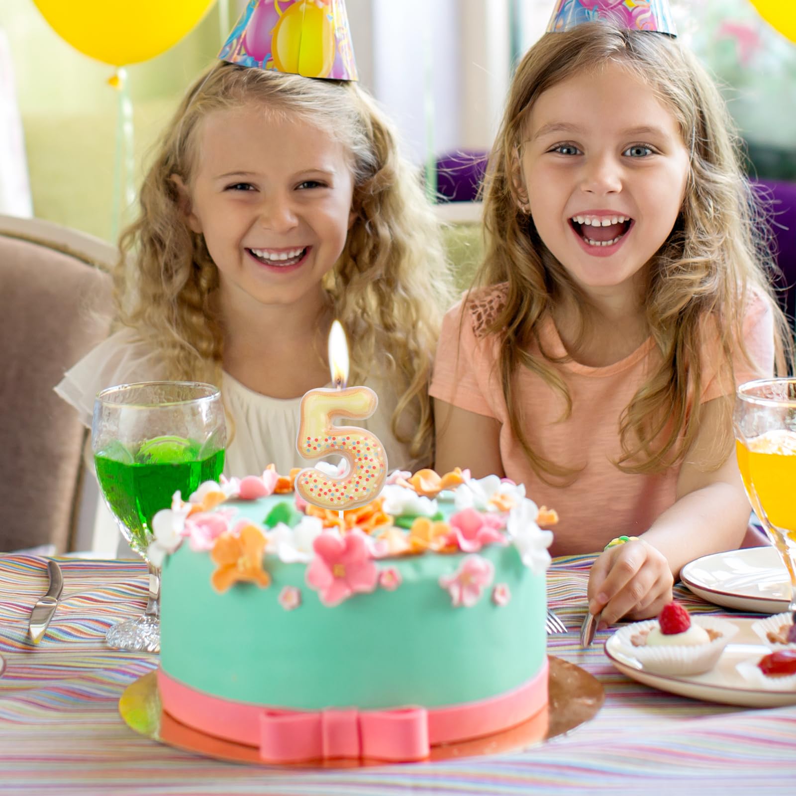 Pastel De Cumpleaños Con Comida De Cumpleaños De Una Vela. | Vector Premium