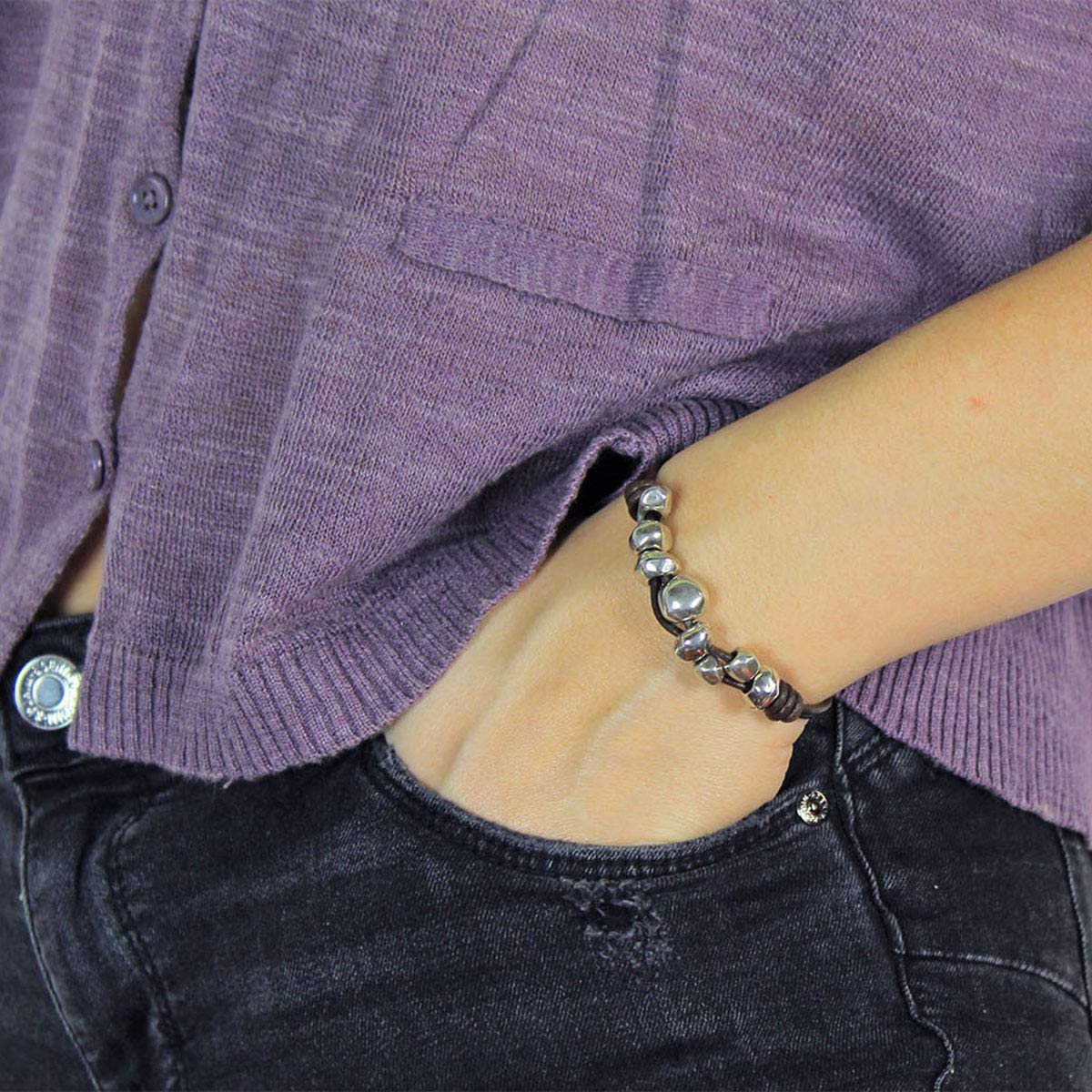 Hecho a mano, con cuentas de zamak para mujer - Pulsera de cuero para mujer hecha por Intendenciajewels - Plateado - Brazalete con cuero y zamak - Pulsera ajustable de 16-19,5 cm.