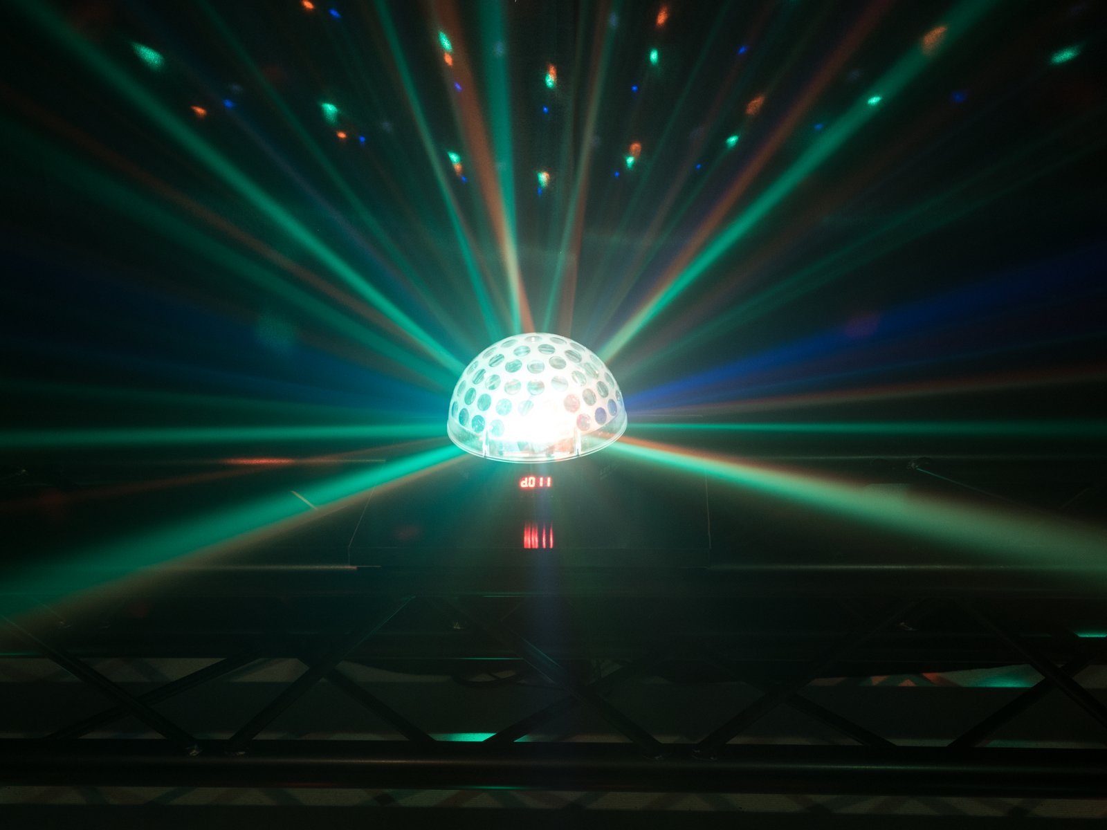 Eurolite LED BC-6 Strahleneffekt | Kompakter Spiegelkugel-Effekt mit leuchtenden Plexiglaskugel & DMX | Musiksteuerung über eingebautes Mikrofon