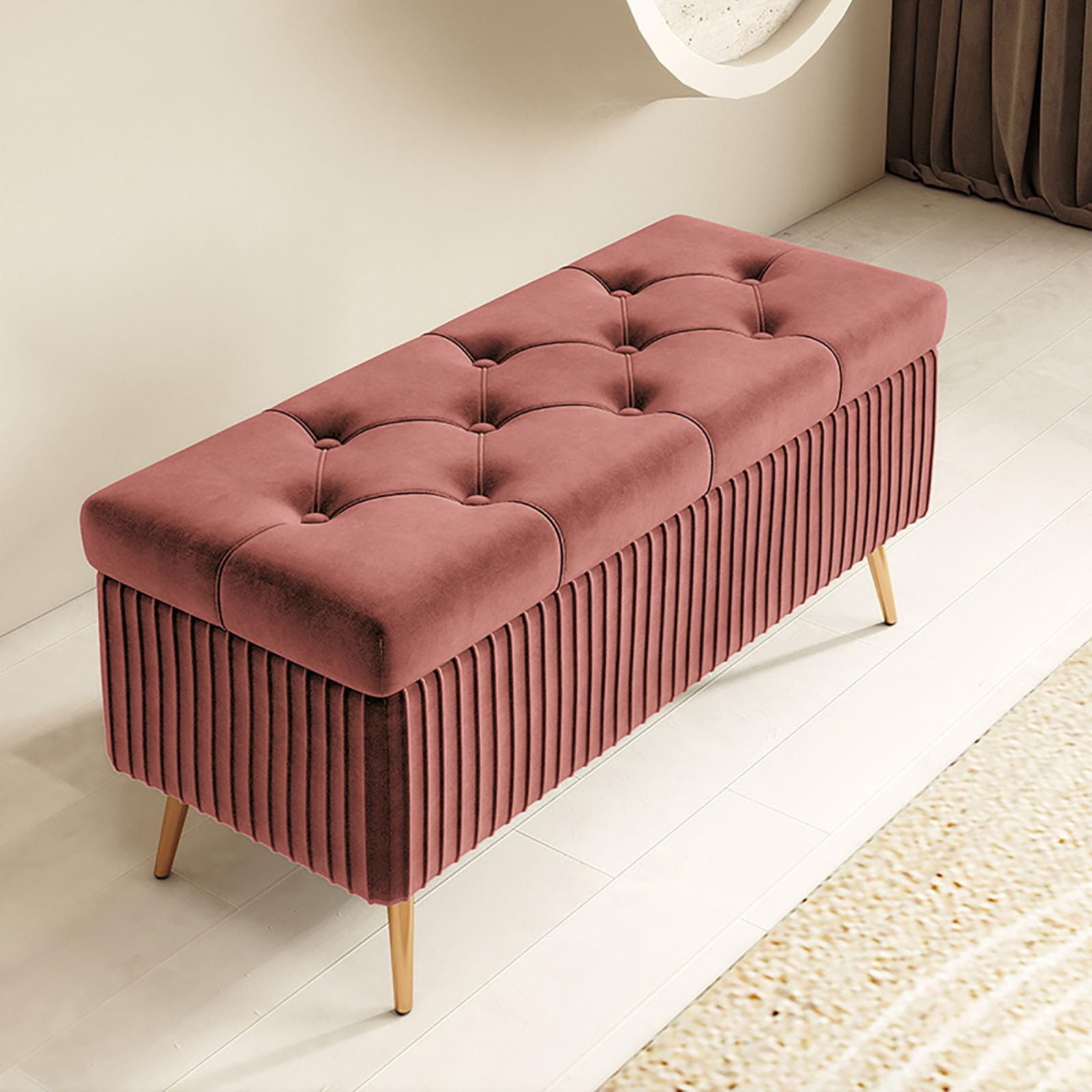 Banc de sol en velours avec repose-pieds pour créer un coin lecture chaleureux dans le salon