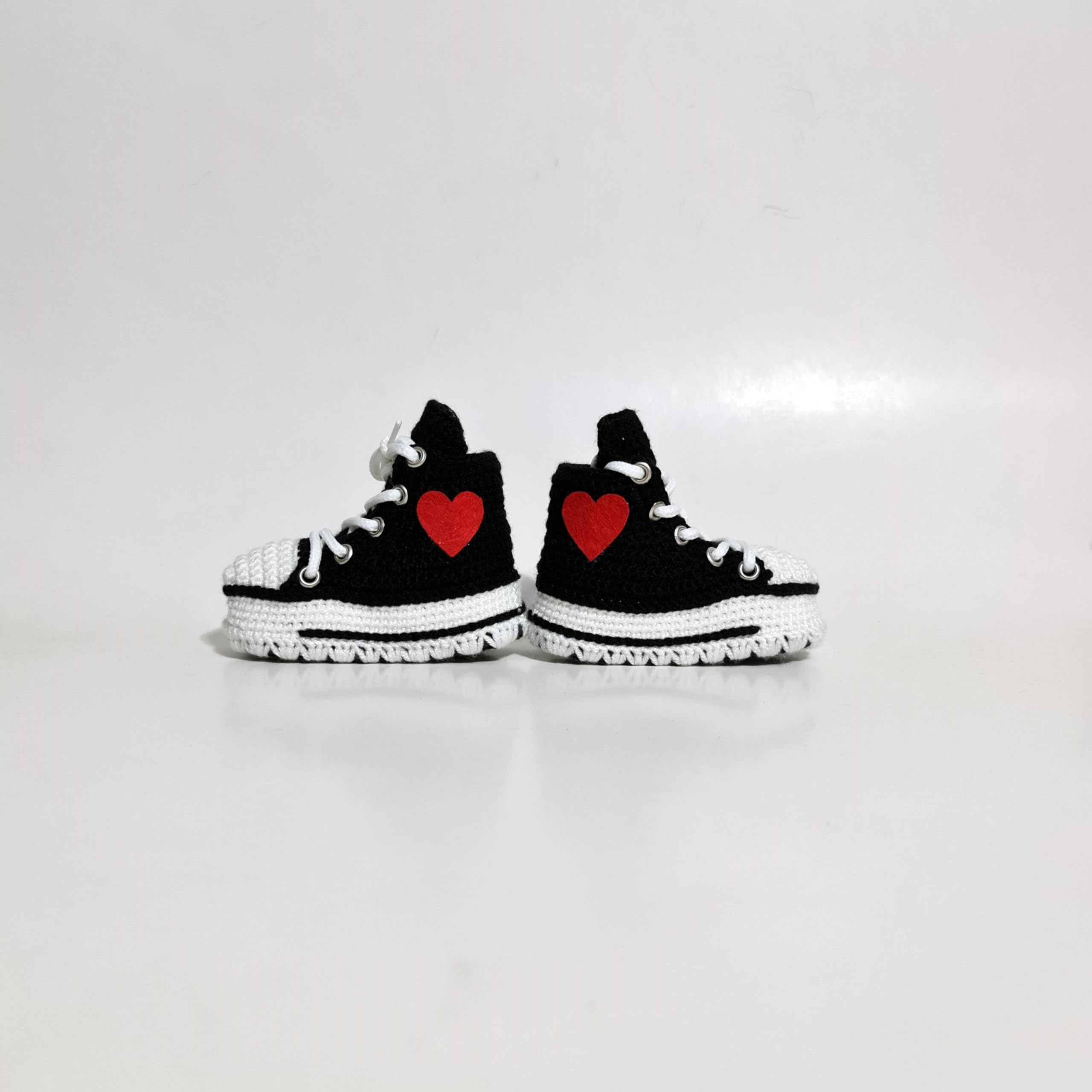 Handgemachte Häkel Baby Sneaker Booties Schwarz für Jungen und Mädchen, individuelle Strick-Socken-Schuhe, geschlechtsneutrales Geschenk für Babyparty, Geburtstag und Geburtsankündigung