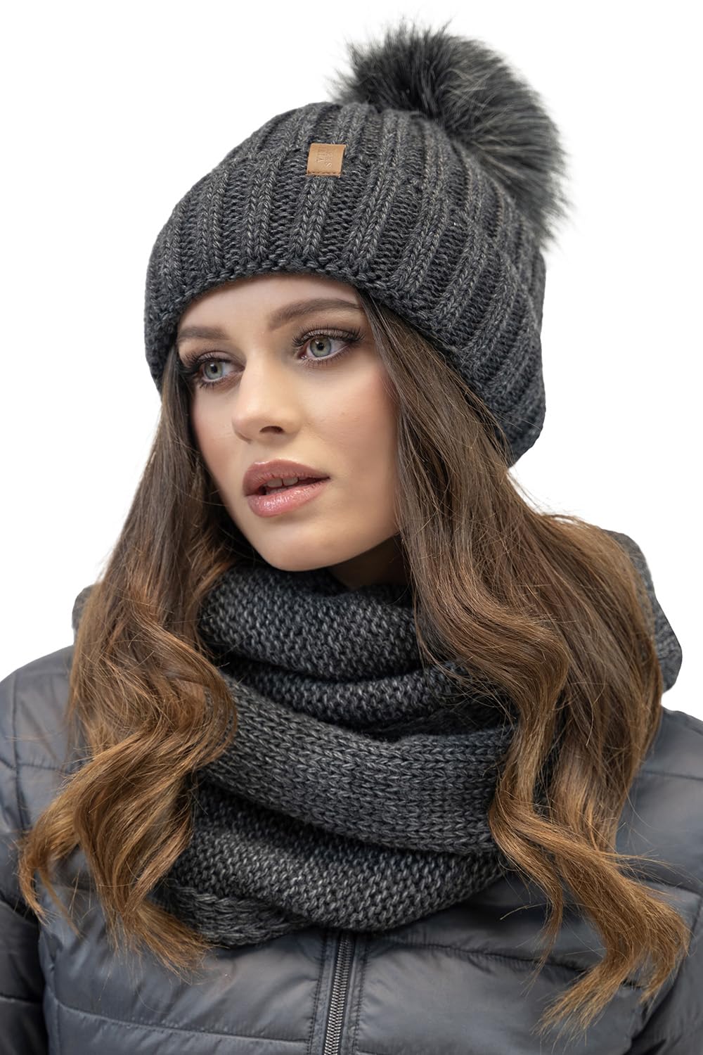 VIVISENCE Bonnet Et Gants pour Femme L'automne Et l'hiver Ensemble À La Mode avec Pompon Cache Cou Chauds pour Hiver Doublure en Polaire Confortable avec Patch en Cuir Écologique 70100 Kmpl+R